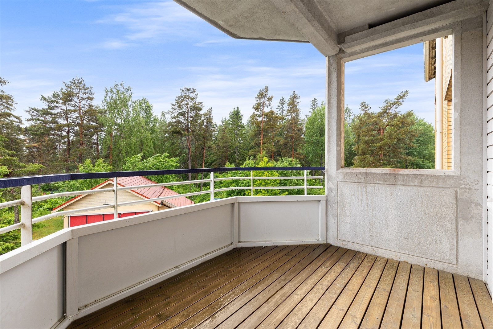 Balkongen, med utgang fra stuen, fungerer som en forlengelse av stuen og byr på cirka 8 m² med vakkert ustyn. Galleribilde