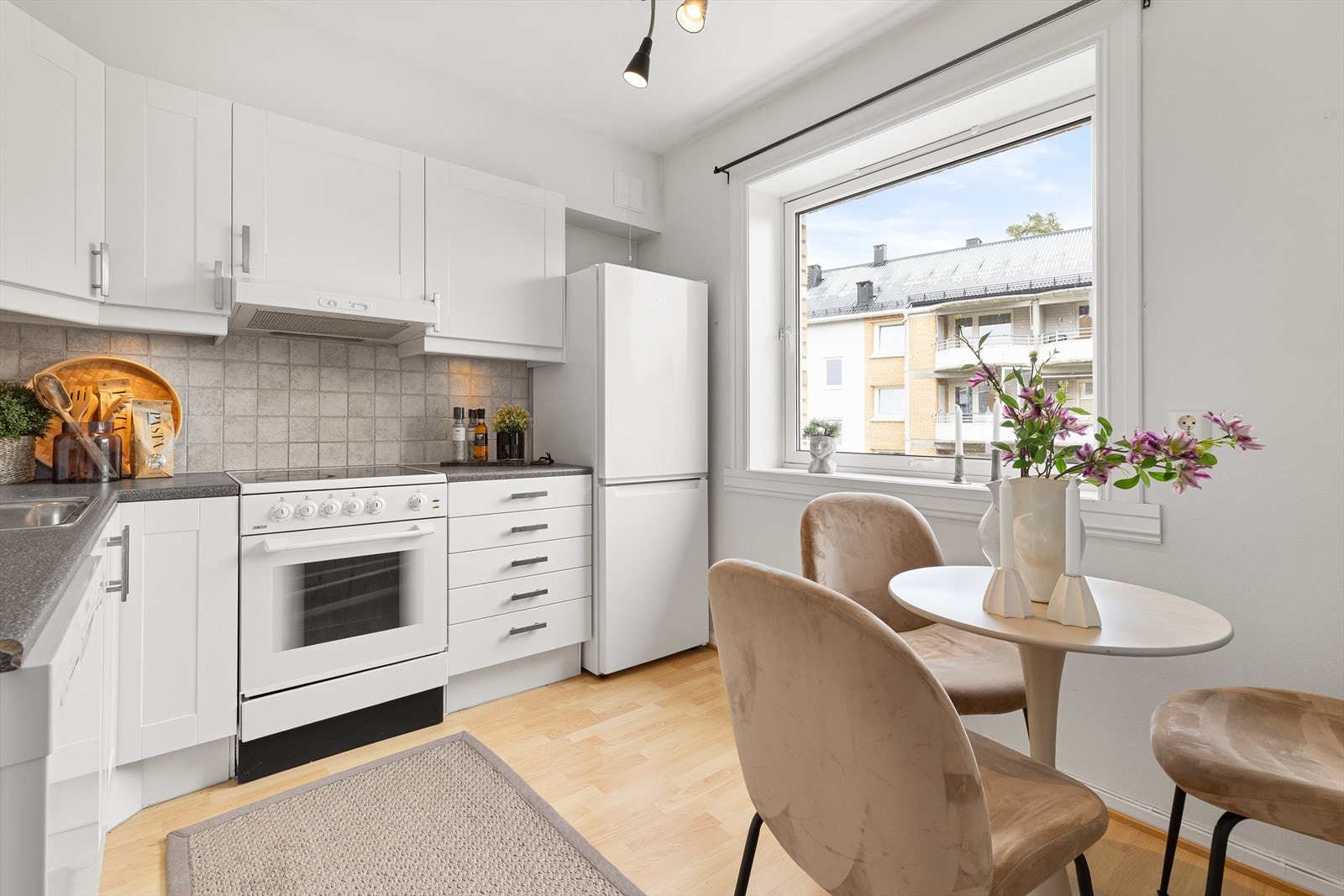 Kjøkkenrommet lyst og fint med eget vindu, og er utstyrt med laminert benkeplate og slette/ profilerte fronter. Galleribilde