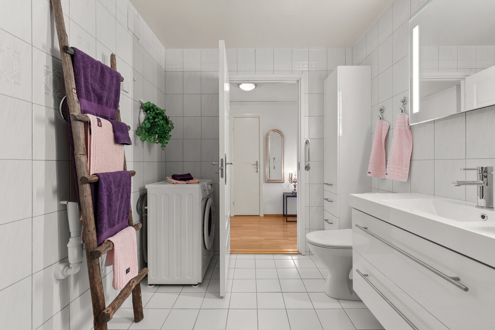 Badet har godt med skapplass og opplegg for vaskemaskin. Galleribilde
