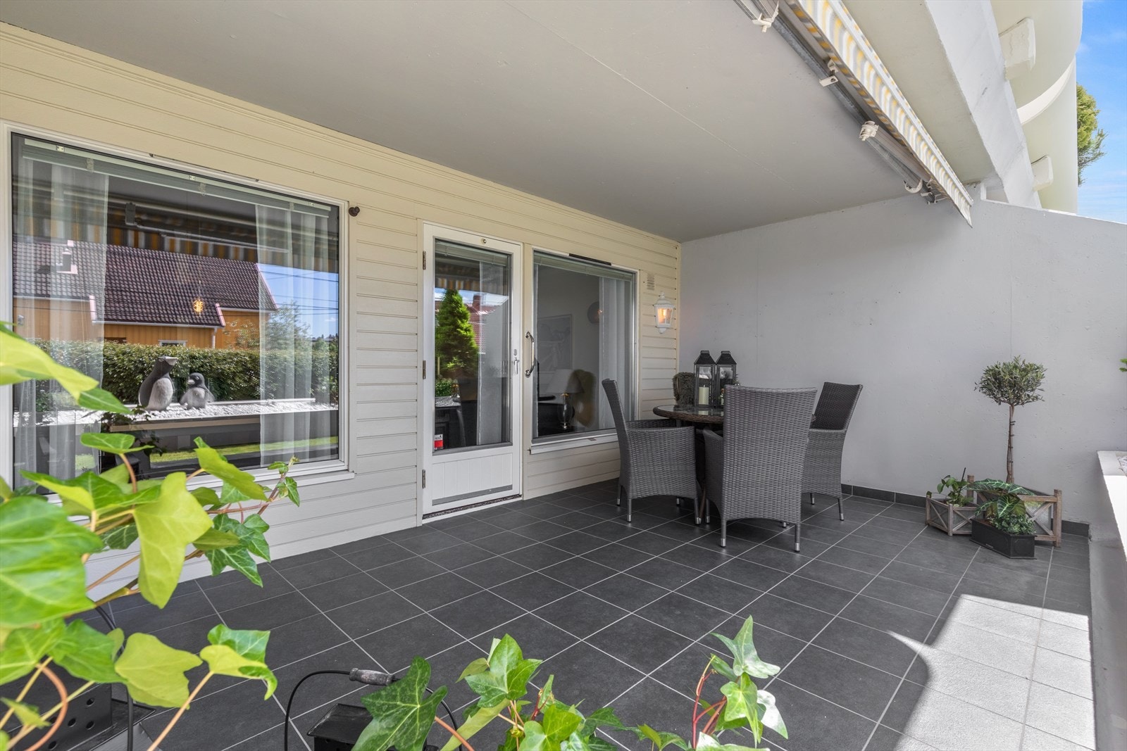 Fantastisk og usjenert terrasse med ettermiddag- og kveldssol. Galleribilde