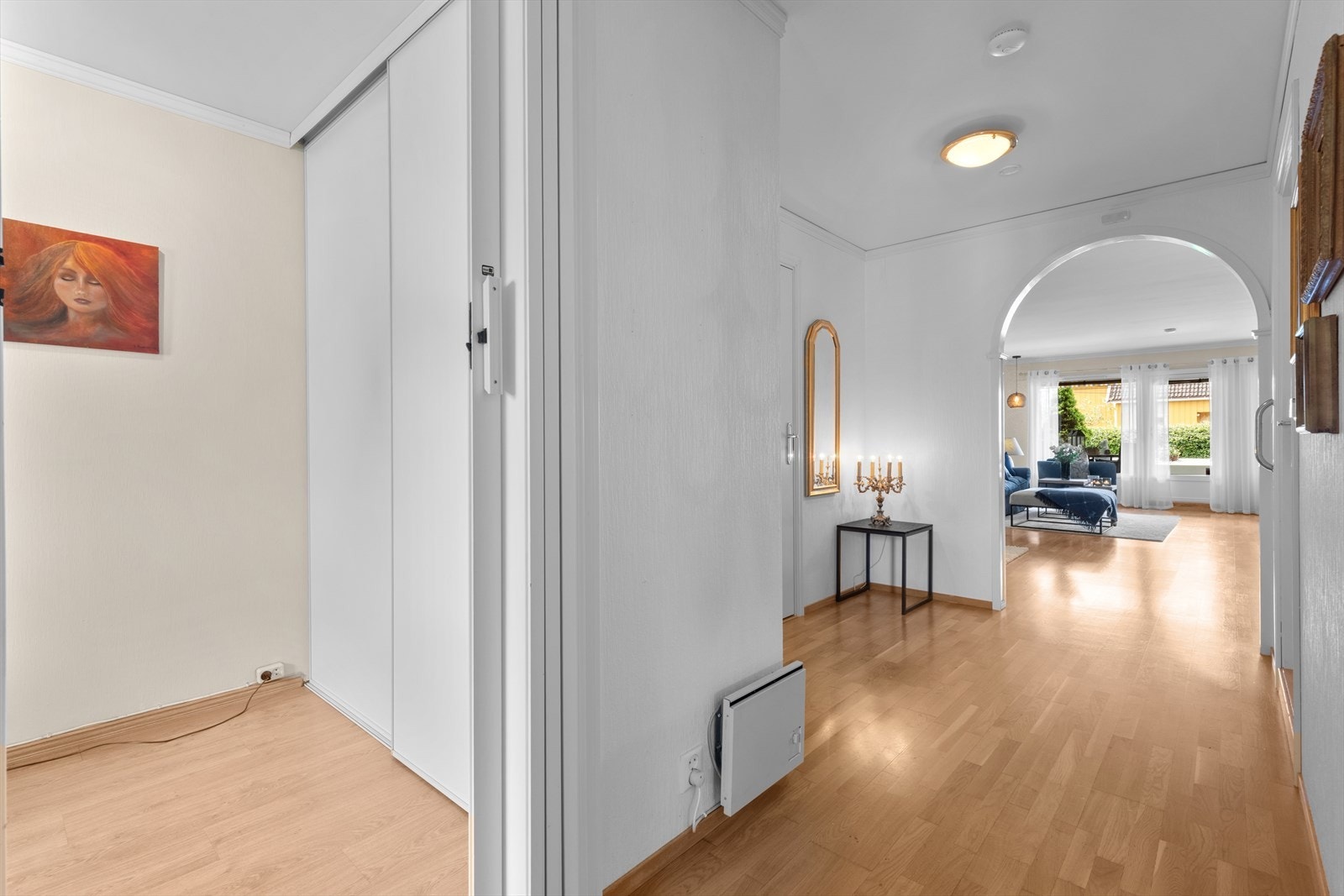 Det er god lagringsplass med en innvendig bod i gangen, bod på terrassen og en bod ved medfølgende garasjeplass. Galleribilde