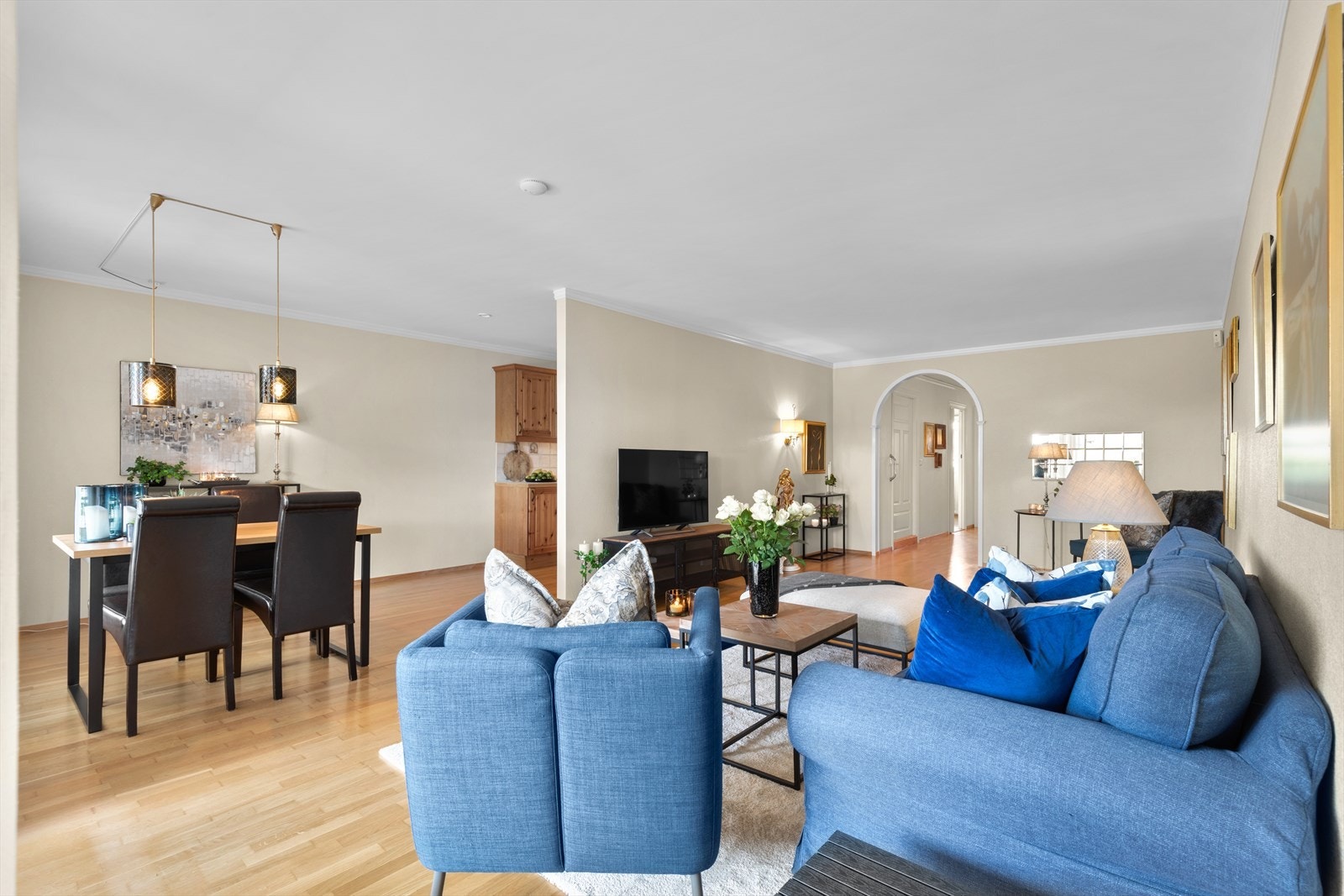 Planløsningen legger til rette for naturlig soneinndeling, med plass til både sofa- og TV-løsning samt en hyggelig spisegruppe for deg og dine gjester. Galleribilde