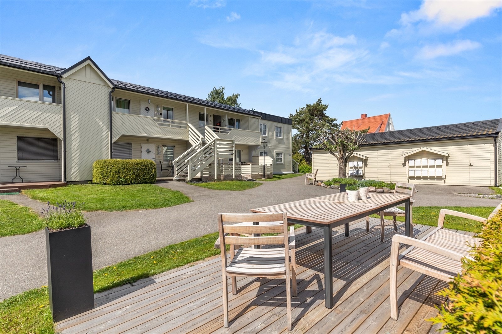 Sameiet har hyggelig og velstelt fellesareal med sittegrupper. Galleribilde