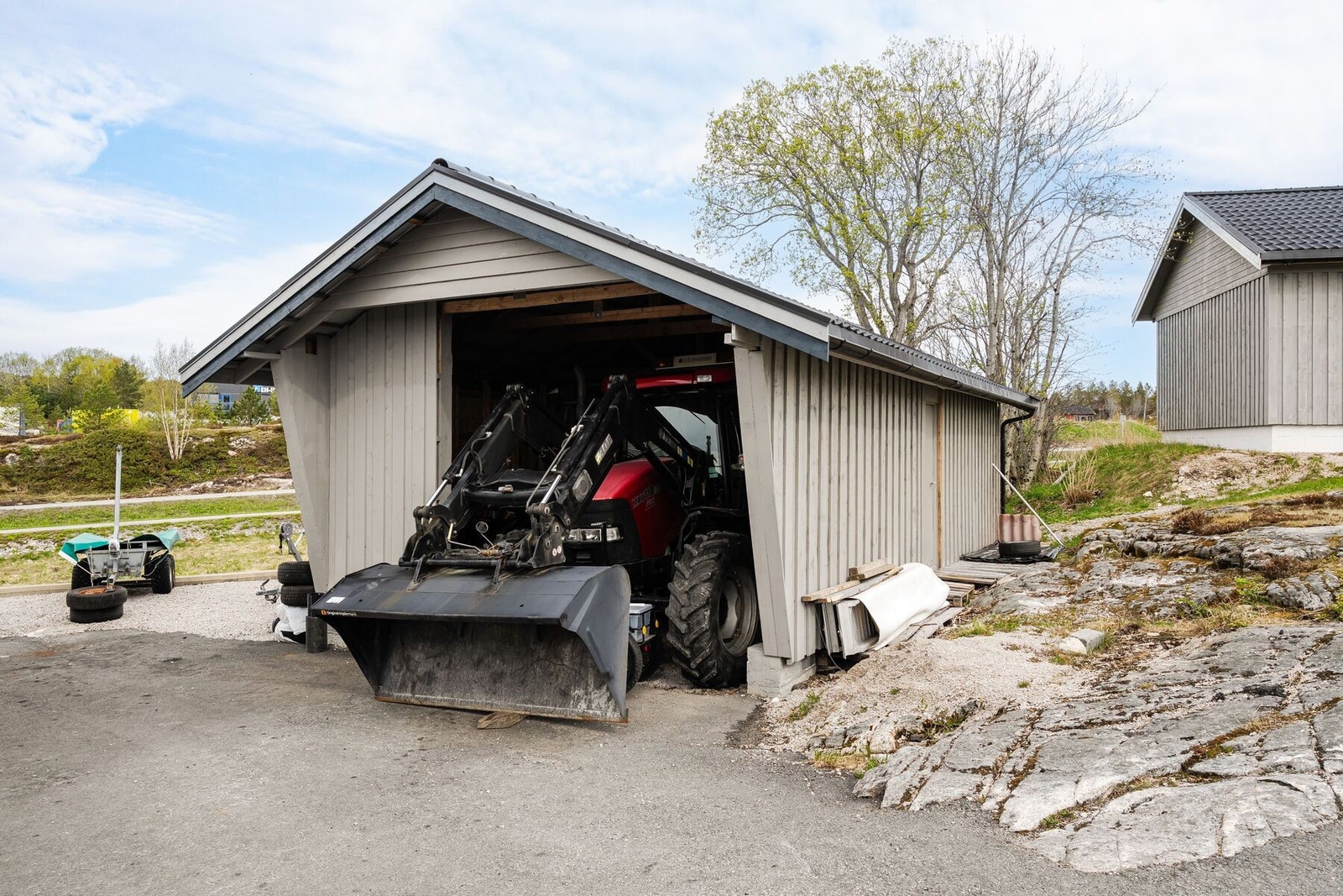 Eiendommen har tomt på 968 m² med enebolig og 2 garasjer Galleribilde