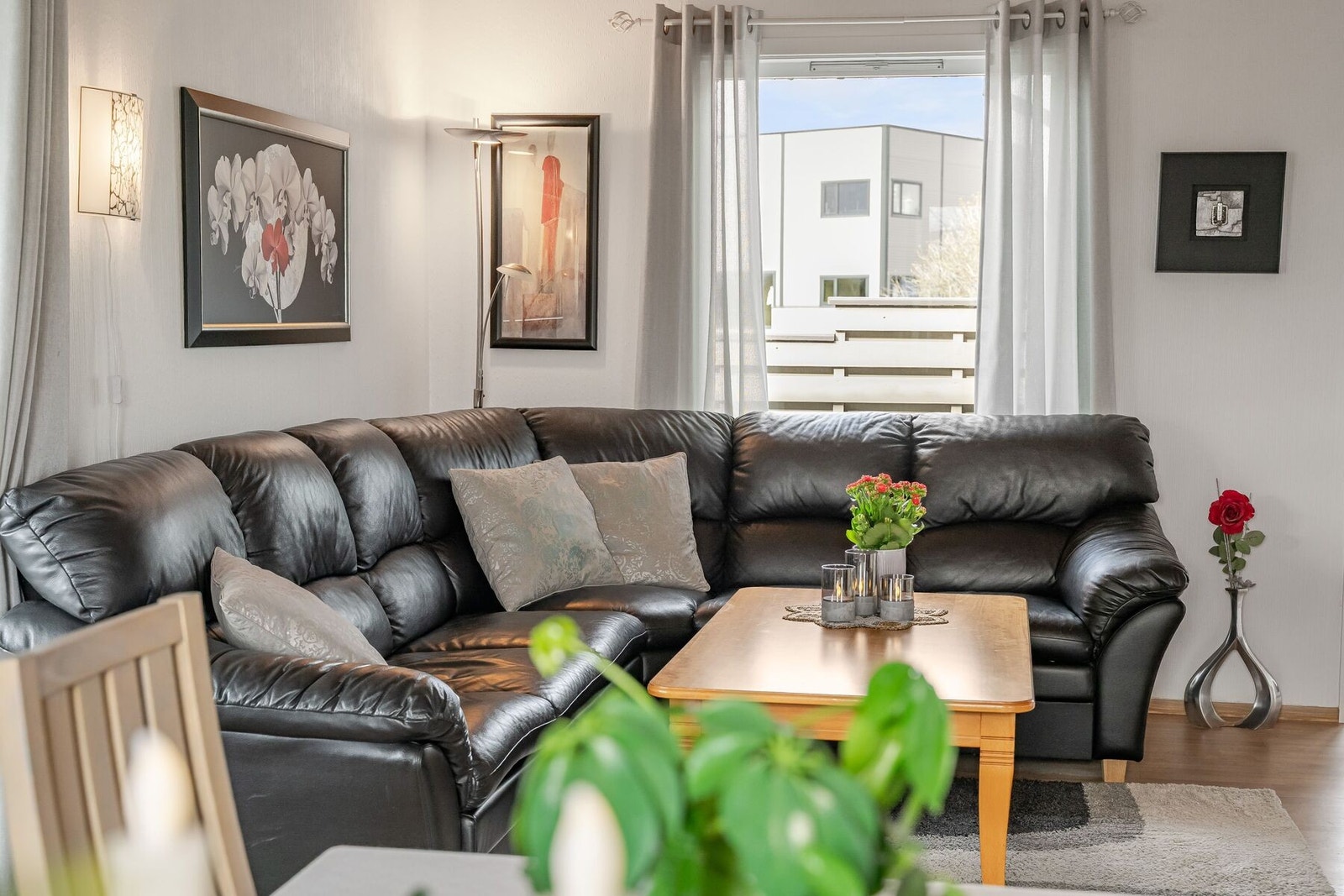 Romslig stue på 35 m² Galleribilde