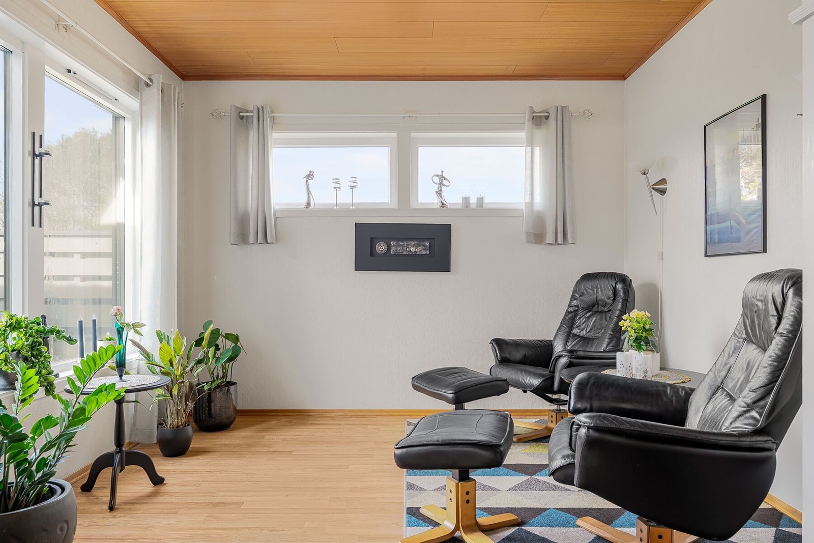 Det er plass til flere sittegrupper på stue Galleribilde