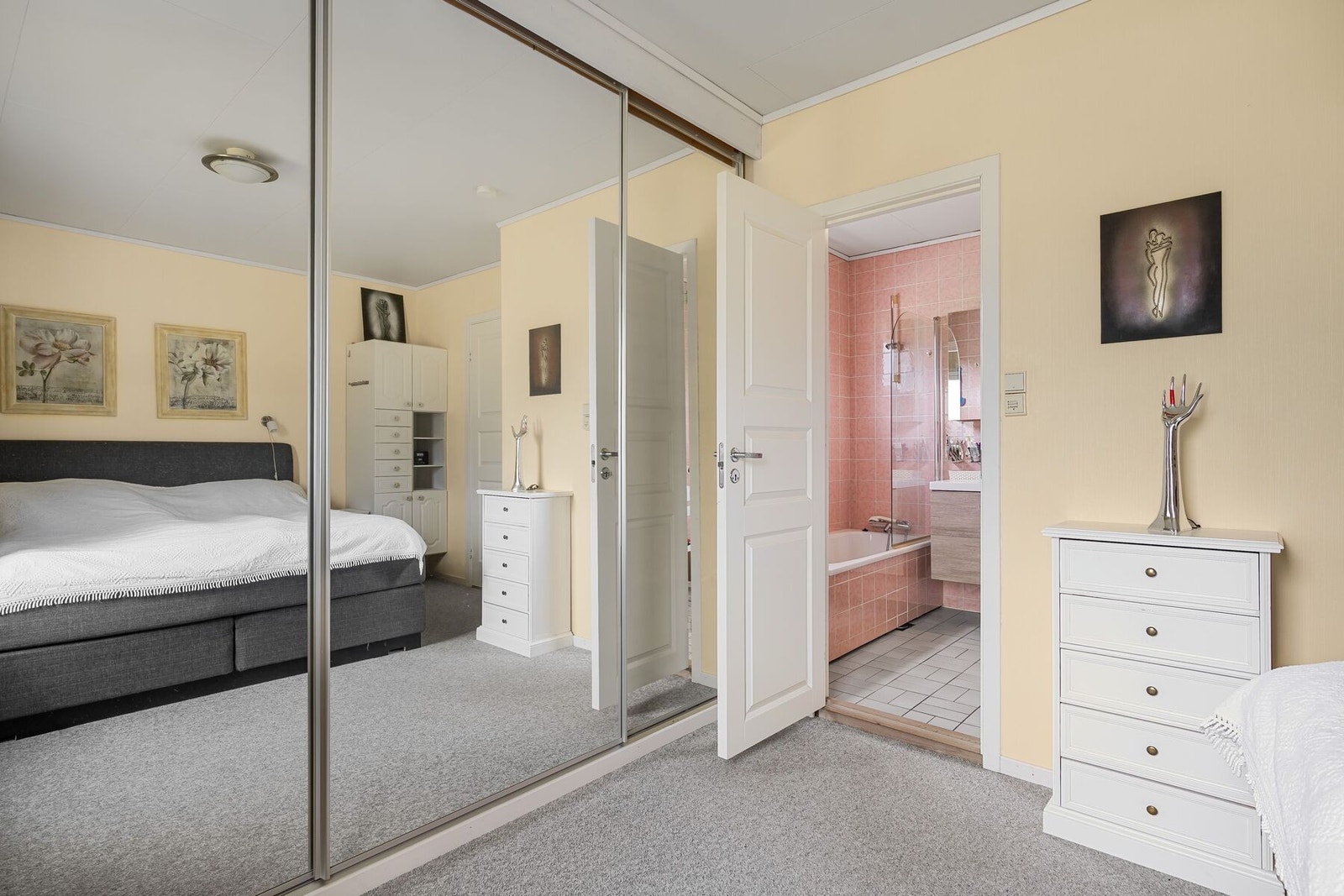 Romslig skyvedørsgarderobe på hovedsoverommet Galleribilde