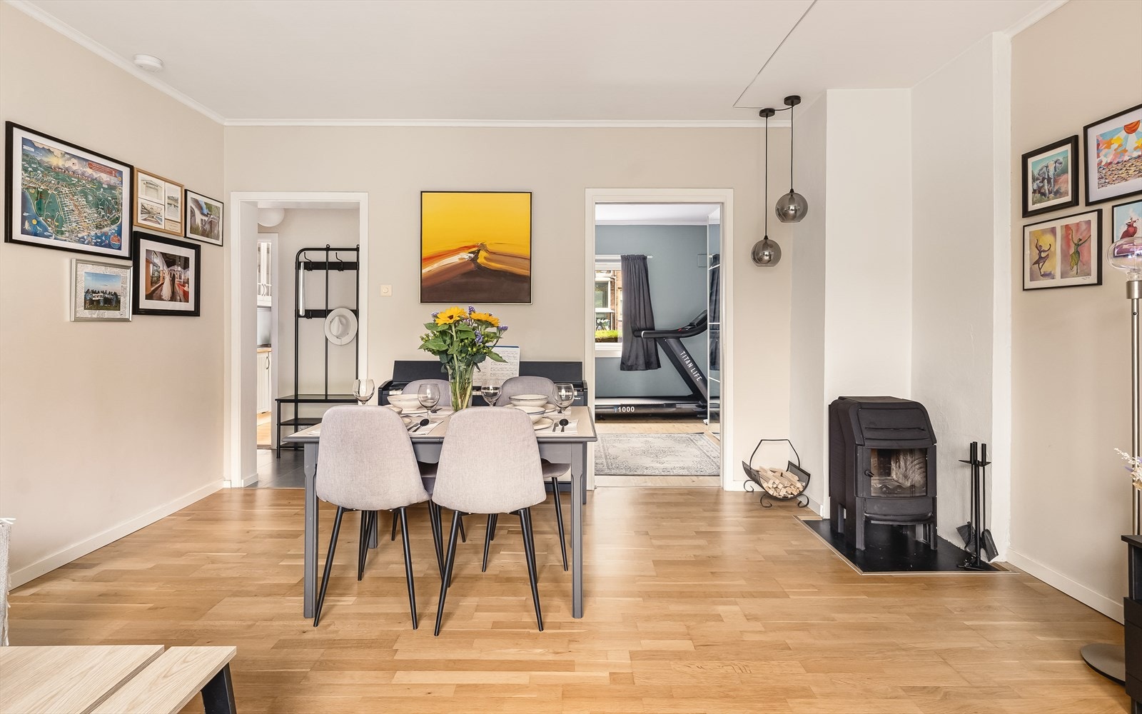 Stuen har en vedovn for ekstra varme og hygge. Galleribilde