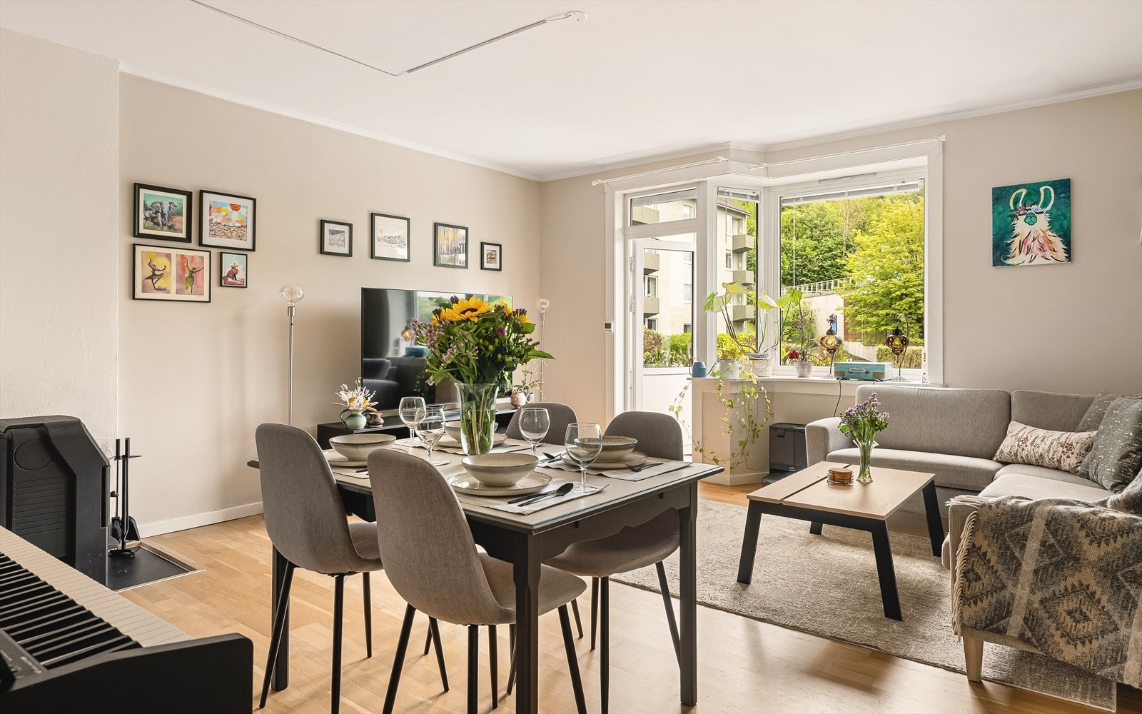 Stuen har plass til både sofagruppe og spisebord. Sørvendte vinduer fra 2019 slipper inn godt med lys. Galleribilde