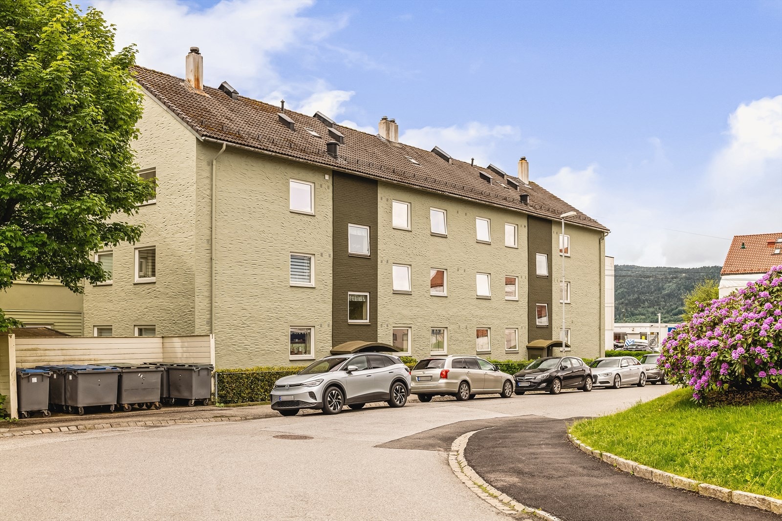 Borettslaget har fem felles parkeringsplasser etter 'førstemann til mølla'-prinsippet. Ellers gateparkering i området. Galleribilde