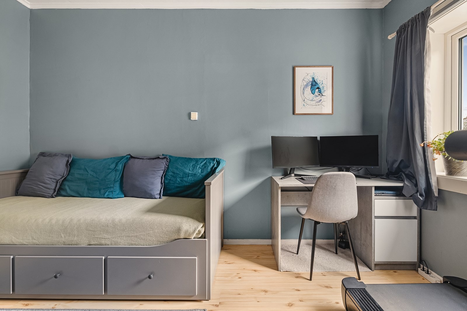 God plass til både seng og en egen kontor- eller arbeidsplass. Galleribilde