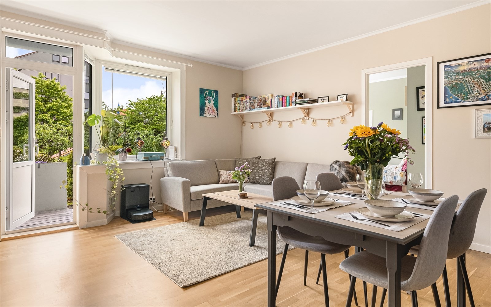 Fra stuen er det direkte utgang til en romslig terrasse på rundt 15 m². Galleribilde