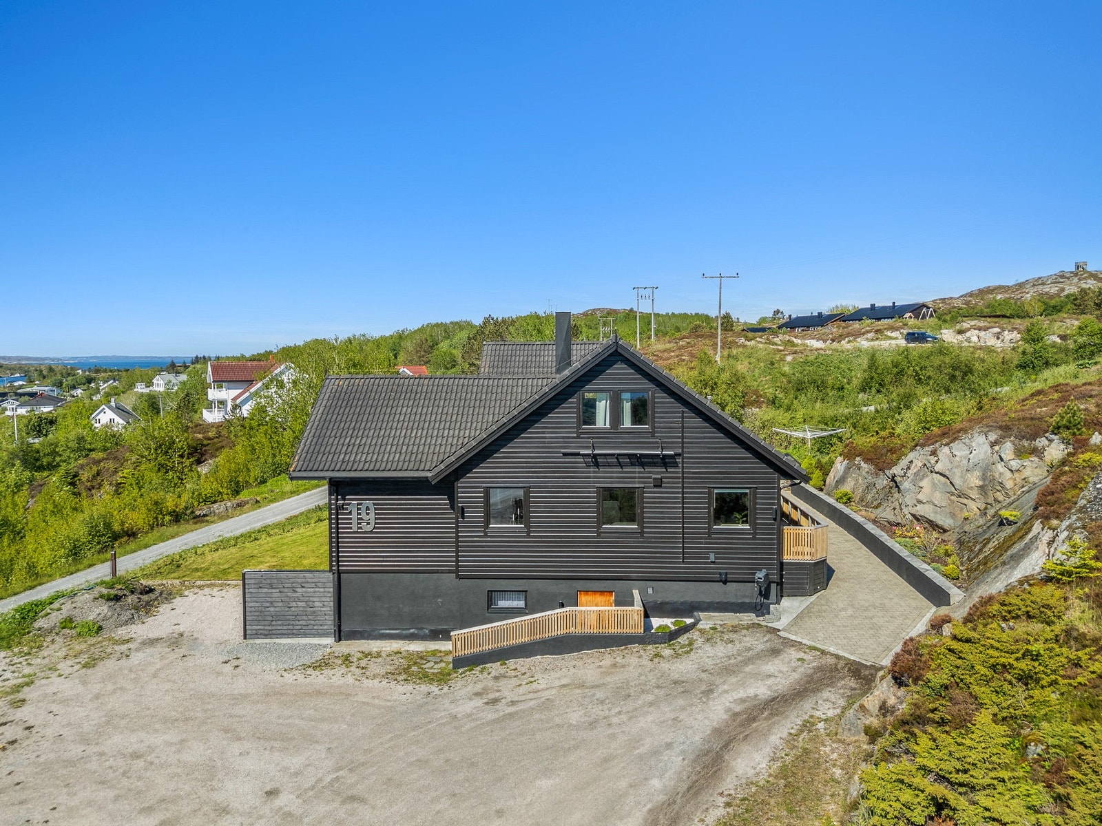 Det er god plass til parkering og det er montert elbil-lader Galleribilde