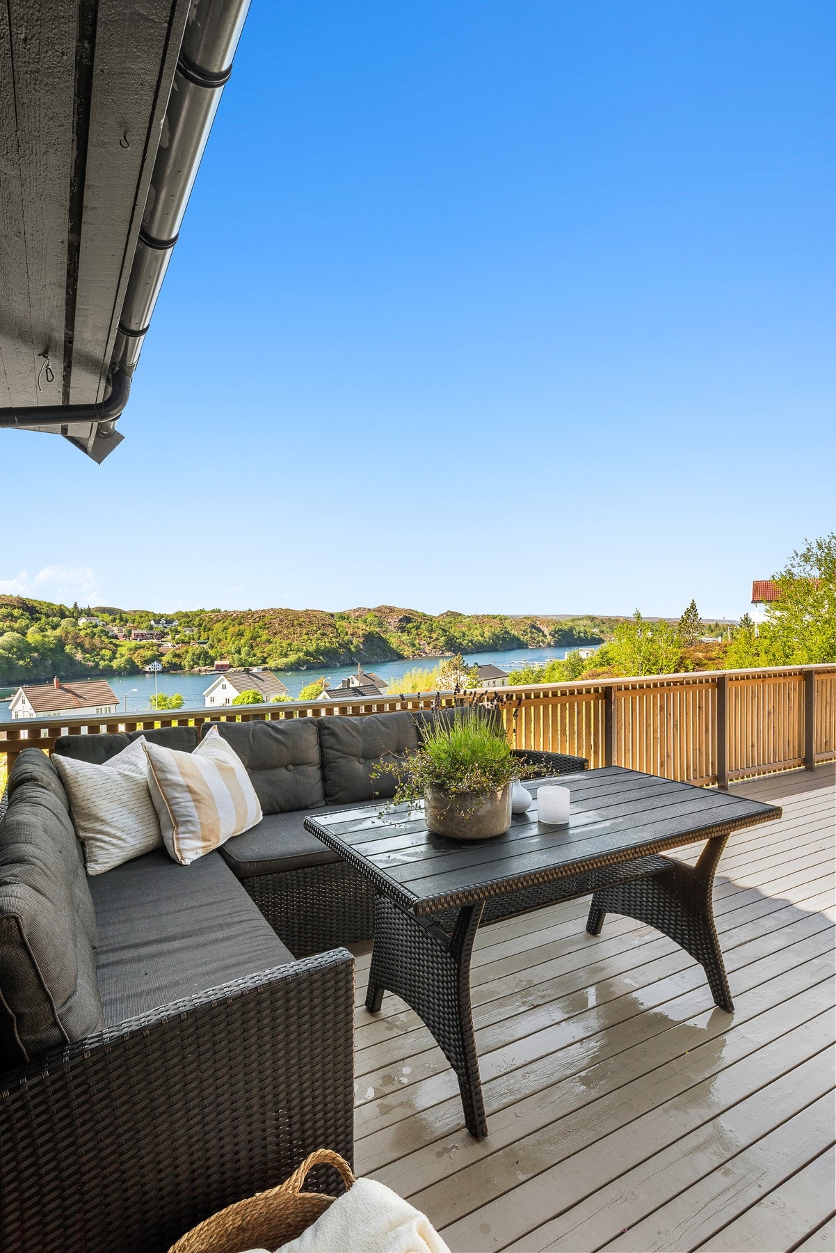 Med flere uteplasser kan du nyte morgenkaffen i ly, lunsjen i solen og kvelden med utsikt over omgivelsene Galleribilde