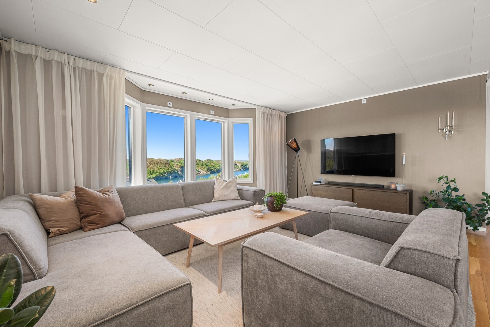 Store vindusflater slipper inn dagslyset og rammer inn en utsikt utenom det vanlige. Galleribilde