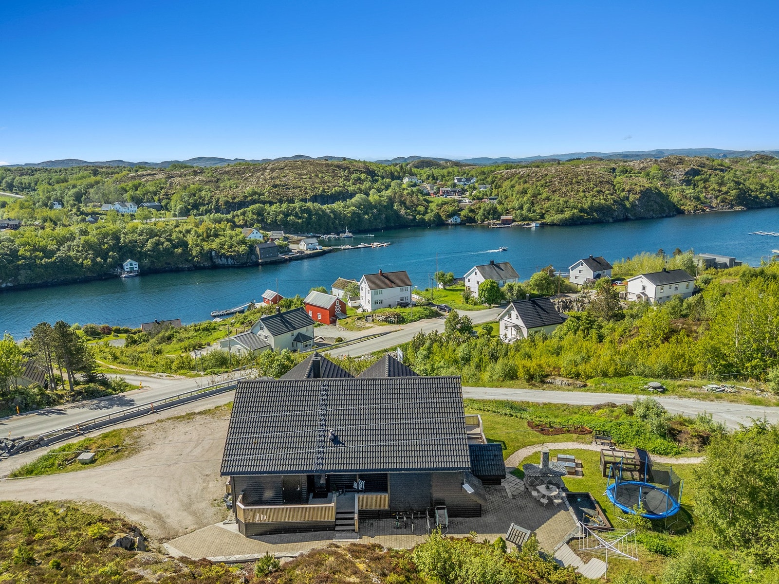 Her er du omgitt av flott natur og med fri sikt mot sjøen Galleribilde