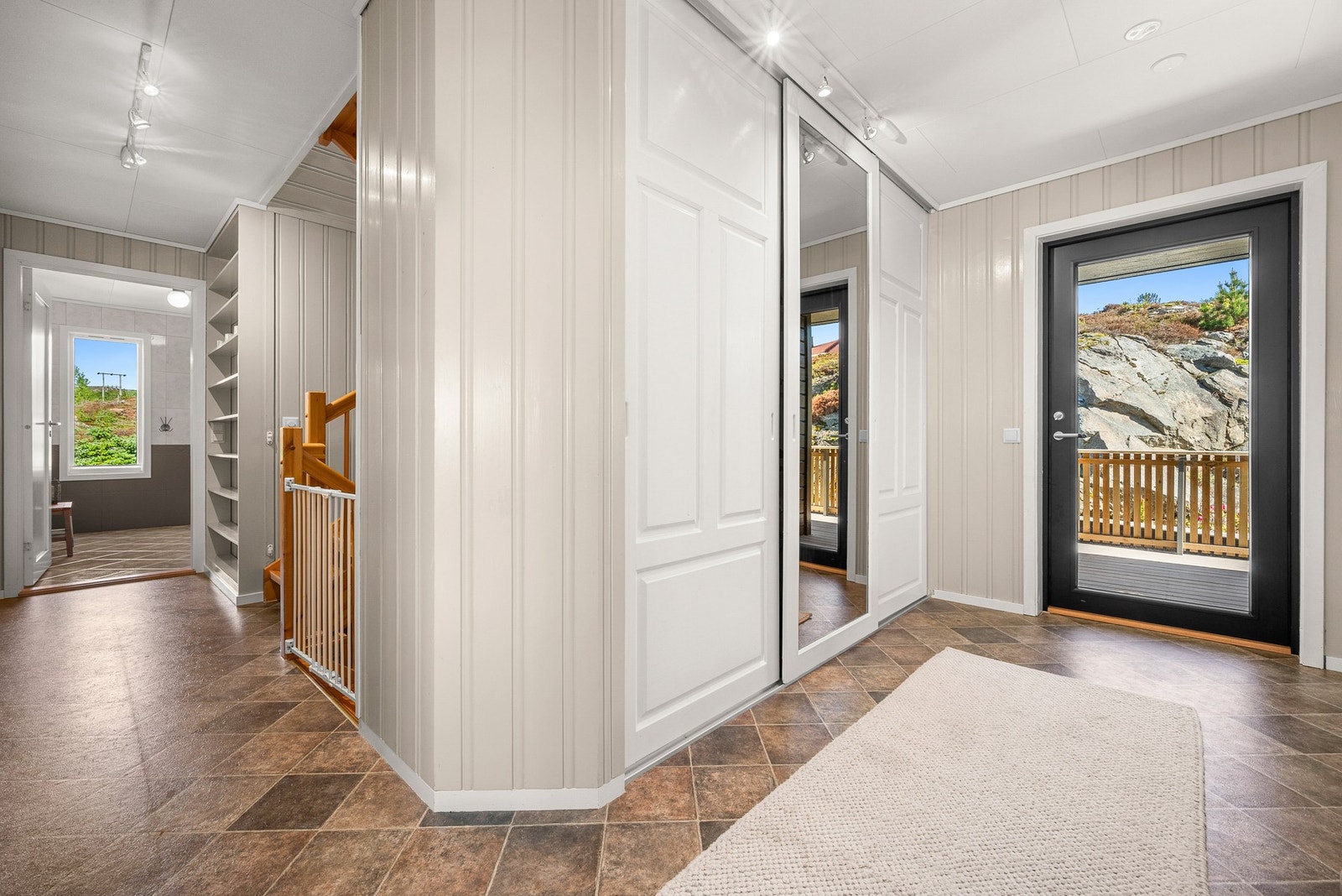 I enden av gangen har du hovedbadet og hovedsoverommet Galleribilde