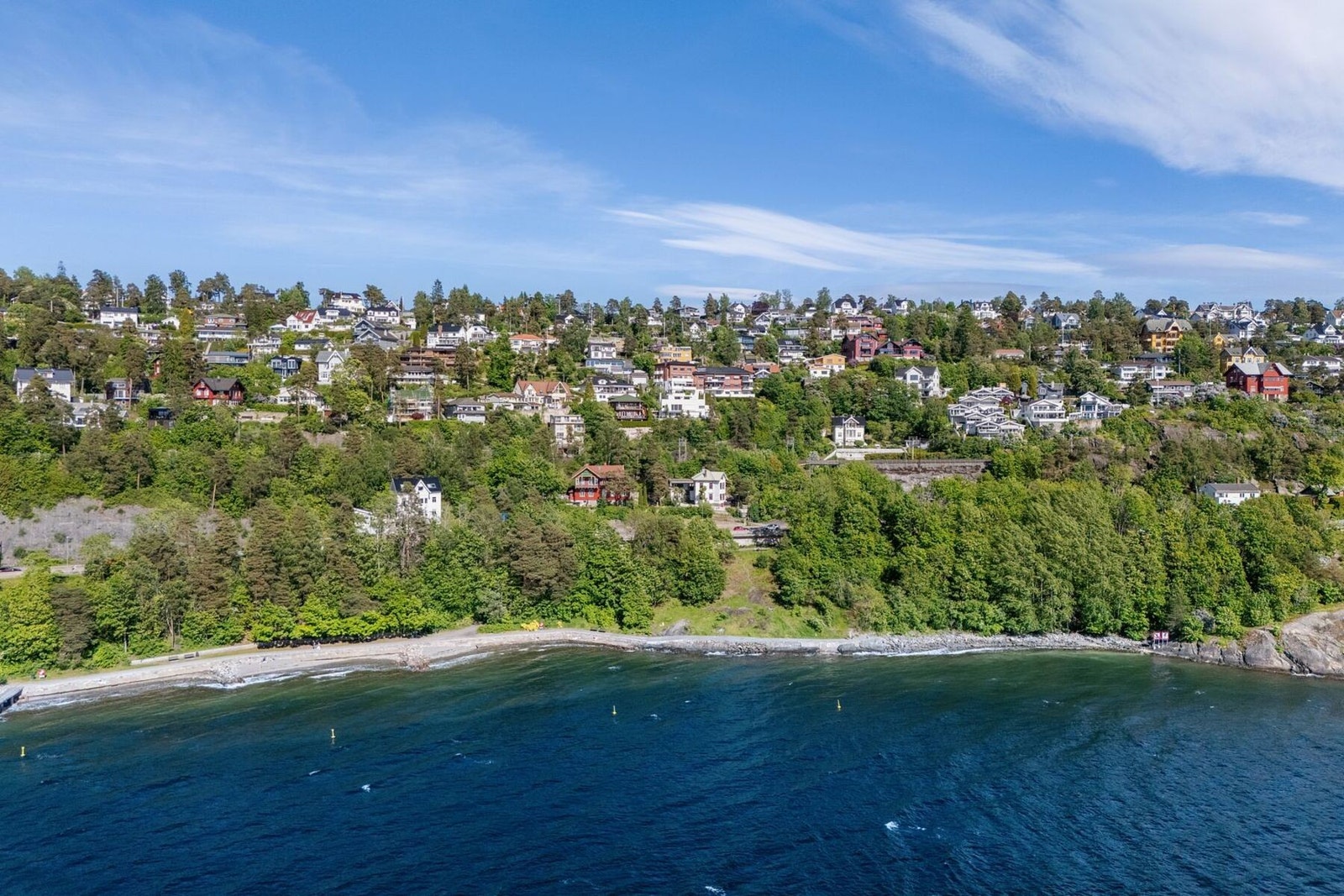 Eiendommen ligger idyllisk til i Nordstrandsskråningen, kun få minutters gange fra Nordstrand Bad. Galleribilde