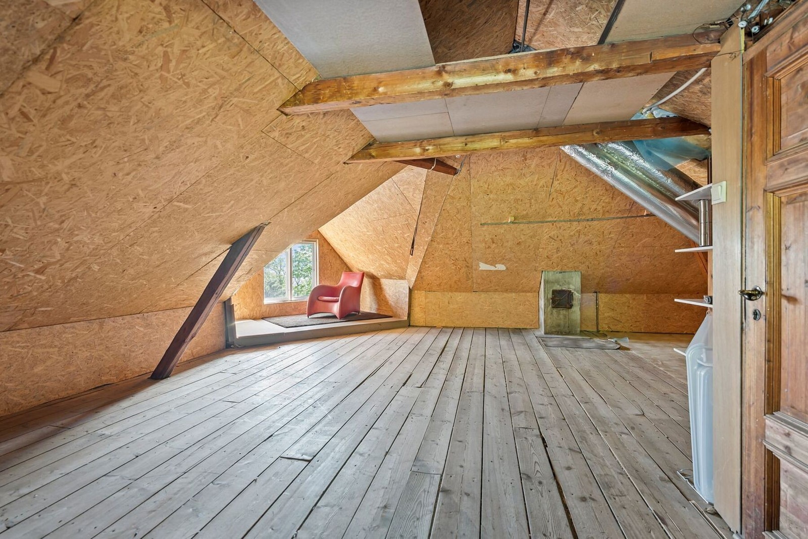 Stort uinnredet loftsrom. Galleribilde