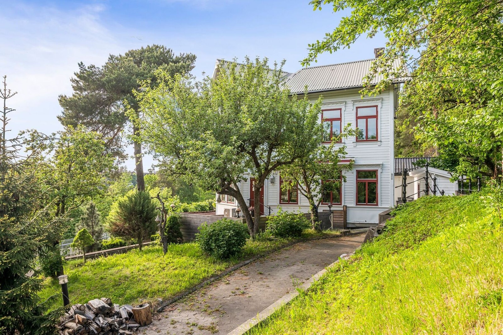 Stor eiendom med mange kvaliteter. Galleribilde