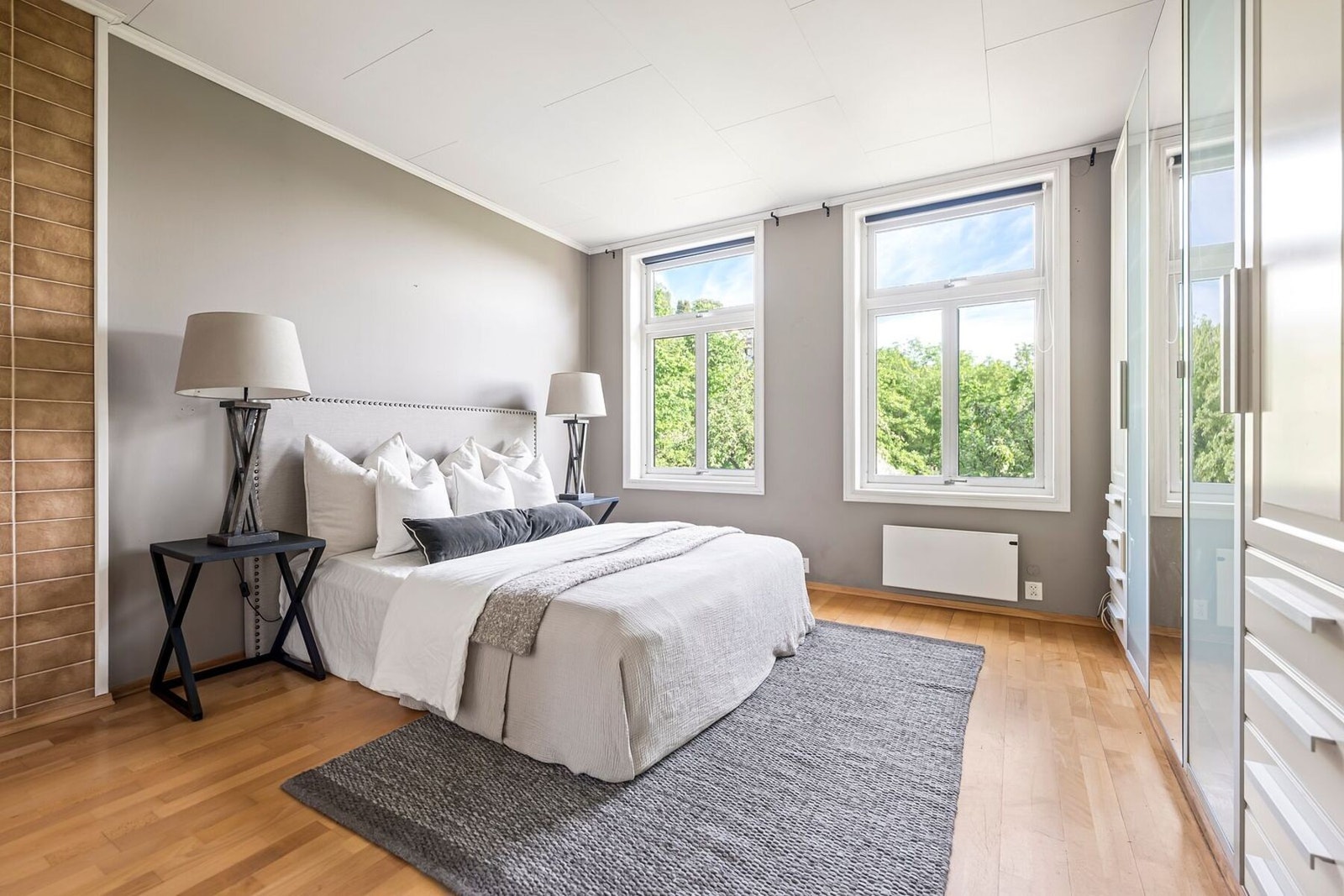 Soverom 2 ligger i andre etasje og har god plass til dobbeltseng, nattbord og ekstra oppbevaringsmøbler. Galleribilde