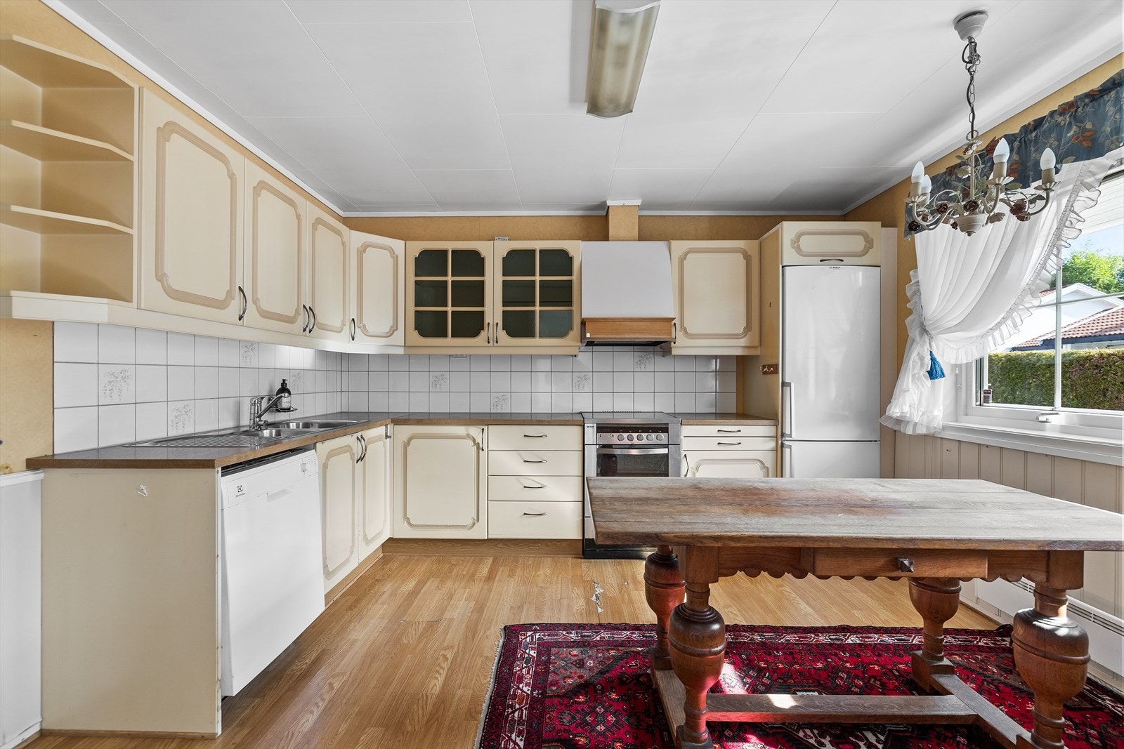 Kjøkkeninnredning med profilerte fronter, laminatbenkeplate og opplegg for oppvaskmaskin. Galleribilde