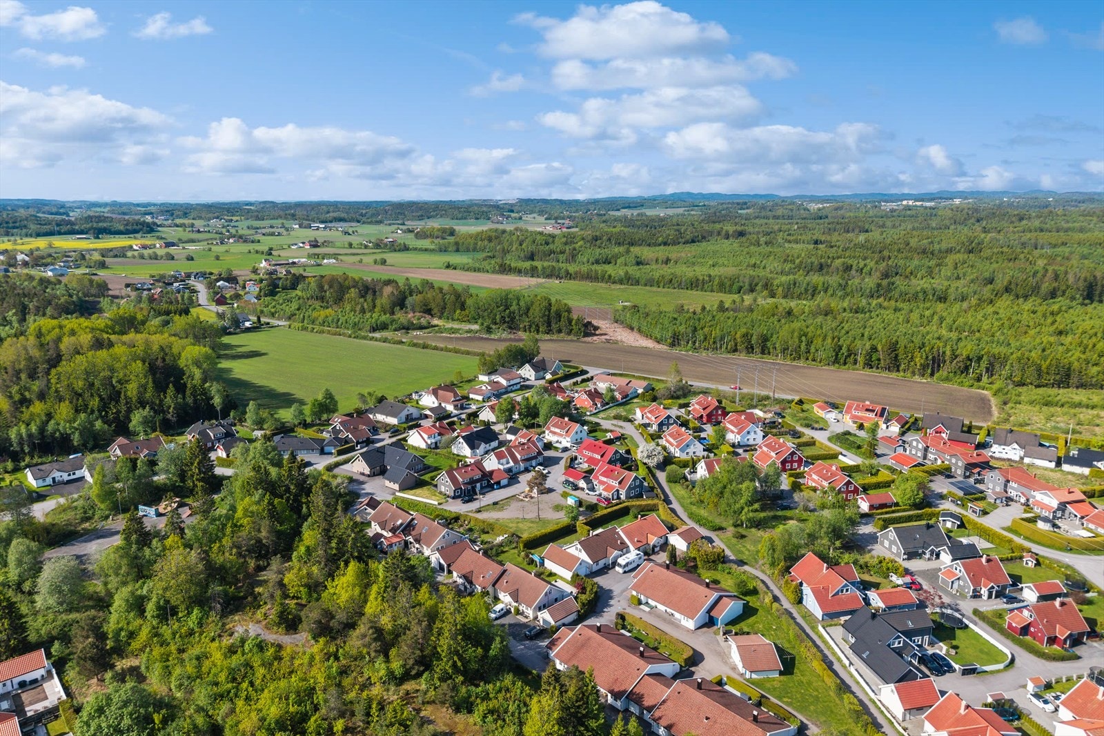Krokenskogen er et område som kombinerer fredelige omgivelser med nærhet til alt man trenger i hverdagen. Den rolige beliggenheten, de grønne omgivelsene og den korte avstanden til servicetilbud gjør dette til et attraktivt sted å bo. Galleribilde