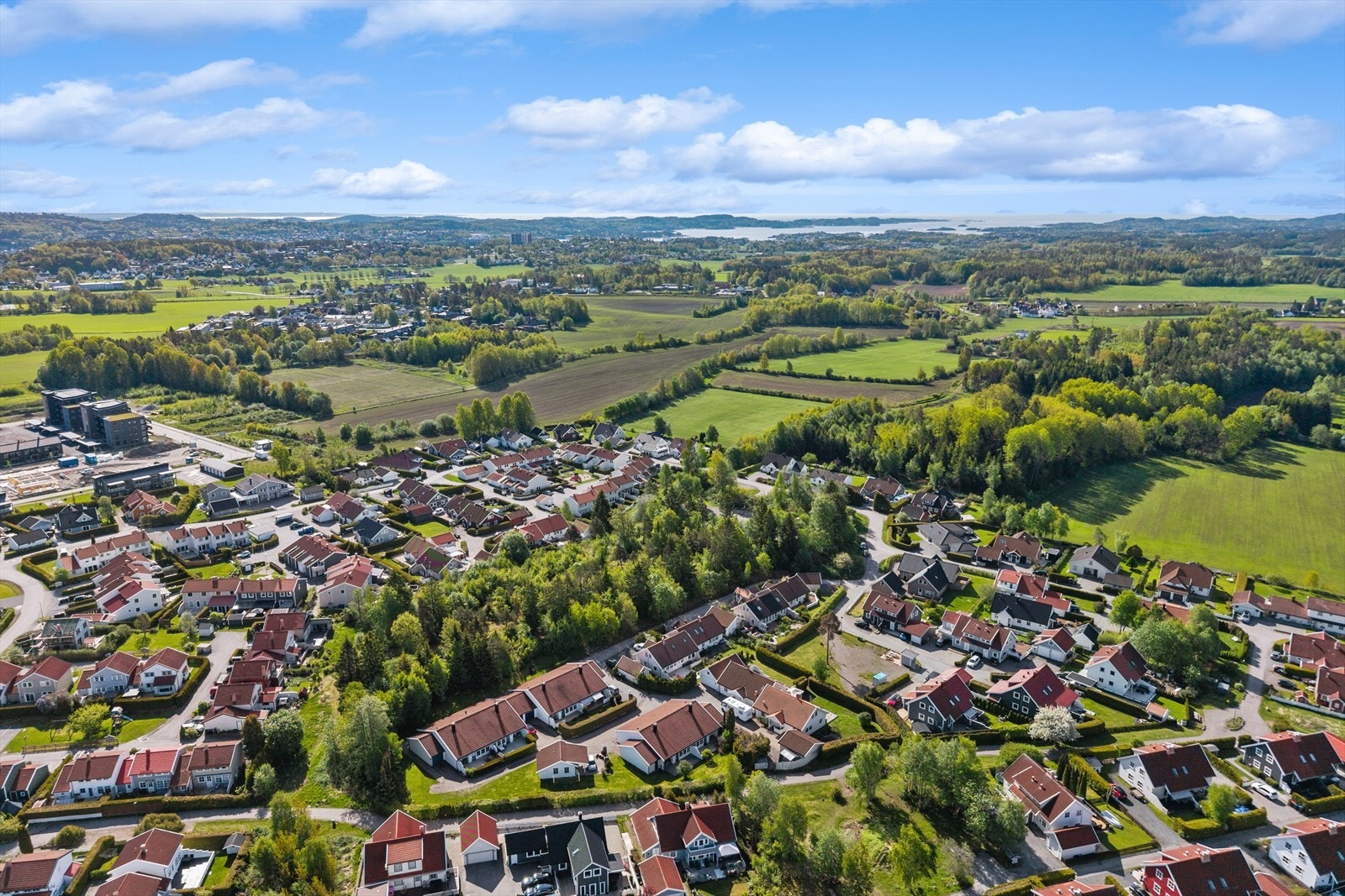 Nærområdet byr på flotte muligheter for rekreasjon og aktivitet. Like i nærheten finner man Krokskogen nærmiljøanlegg og flere grønne områder som innbyr til hyggelige spaserturer og sosialt samvær. Galleribilde