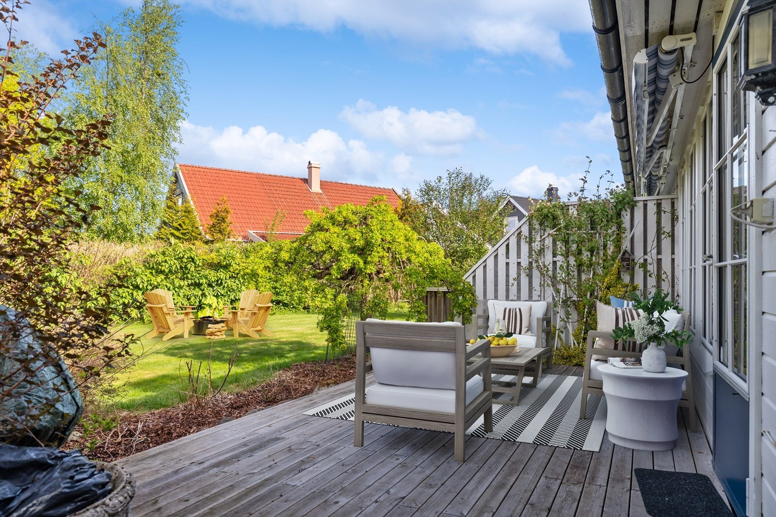 Den tilhørende terrassen fungerer som en naturlig forlengelse av boligens oppholdsarealer og gir god plass til utemøbler, grill og sosiale sammenkomster. Galleribilde