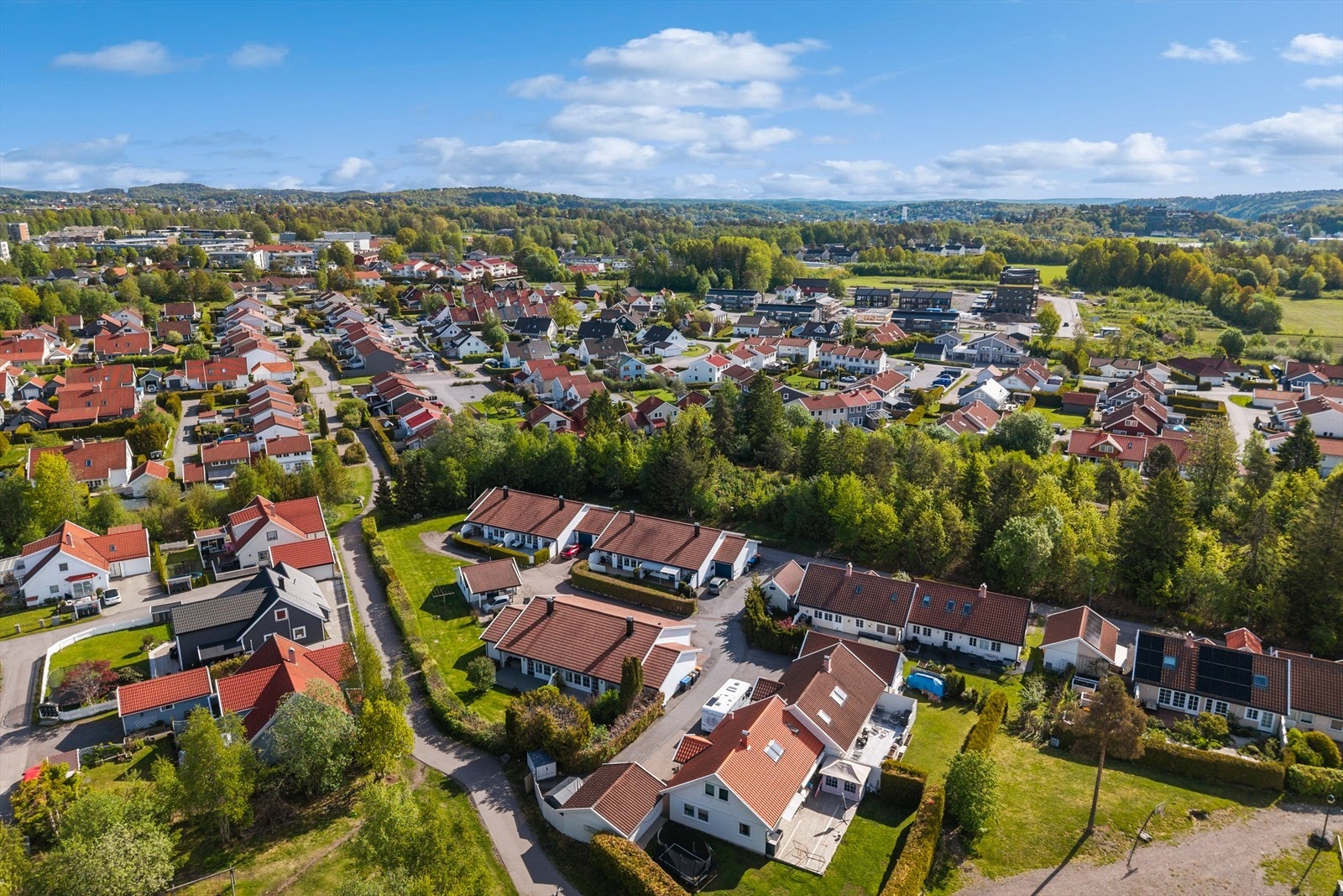 Eiendommen har en attraktiv beliggenhet i Krokenskogen, et veletablert og rolig boligområde i Sandefjord. Området er kjent for sitt trygge og hyggelige bomiljø med lite gjennomgangstrafikk, grønne omgivelser og gode rekreasjonsmuligheter. Galleribilde