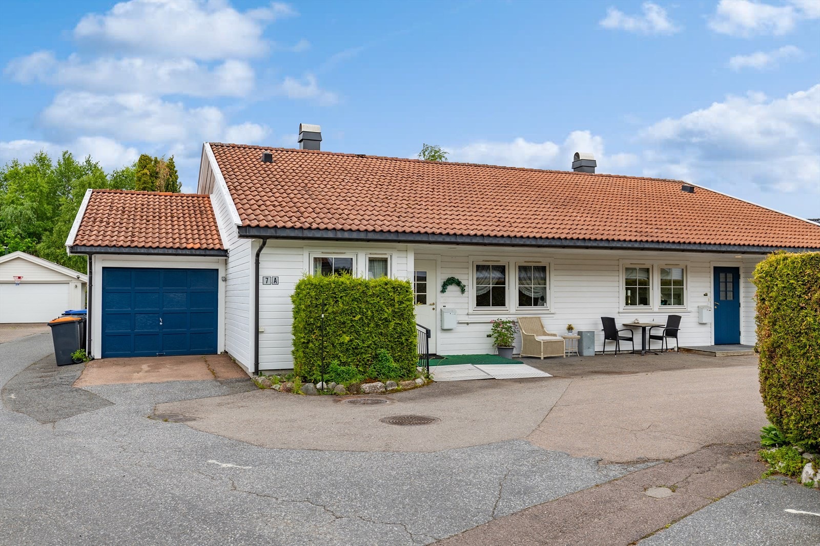 Velkommen til denne praktiske og innholdsrike vertikaldelte tomannsboligen - et flott hjem med en funksjonell planløsning, gode oppholdsrom og familievennlige omgivelser. Foto: Paul S. Turmer Galleribilde