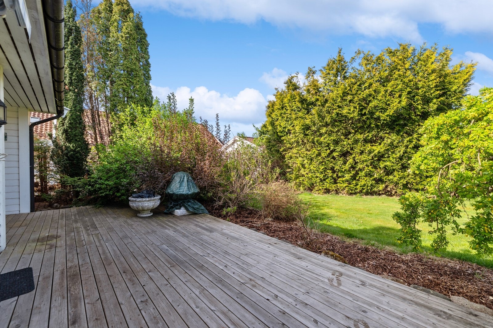 Terrassegulvet består av impregnerte materialer og gir rikelig med plass for utemøbler. Galleribilde