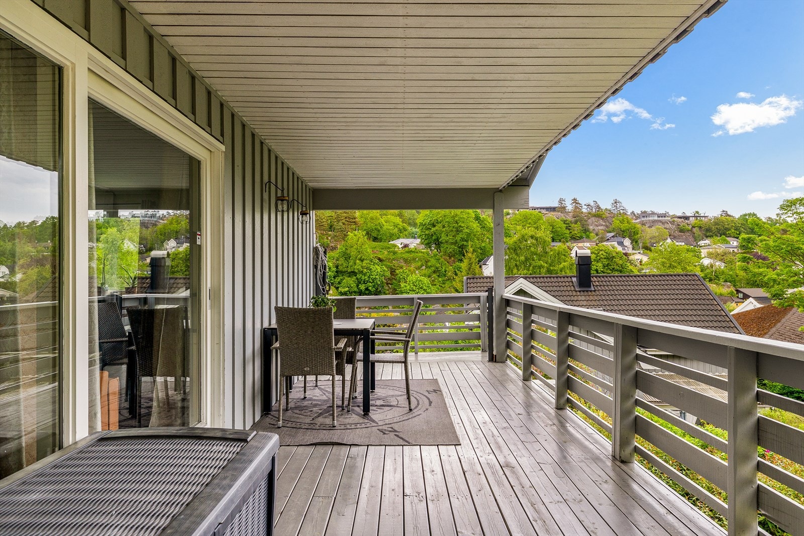 Fra stuen er det utgang via skyvedør til en romslig, overbygd veranda på 29 m² med trapp ned til hagen. Galleribilde