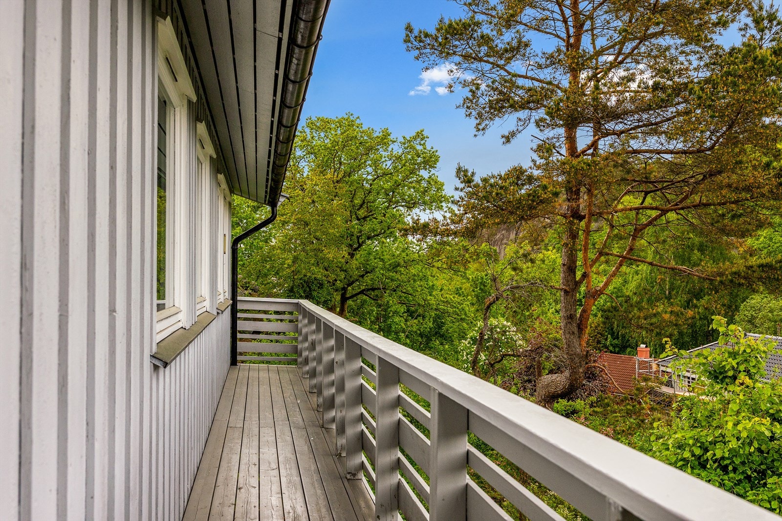 Verandaen er fundamentert på støpte pilarer og tresøyler, og har nyere gulvbord. Galleribilde