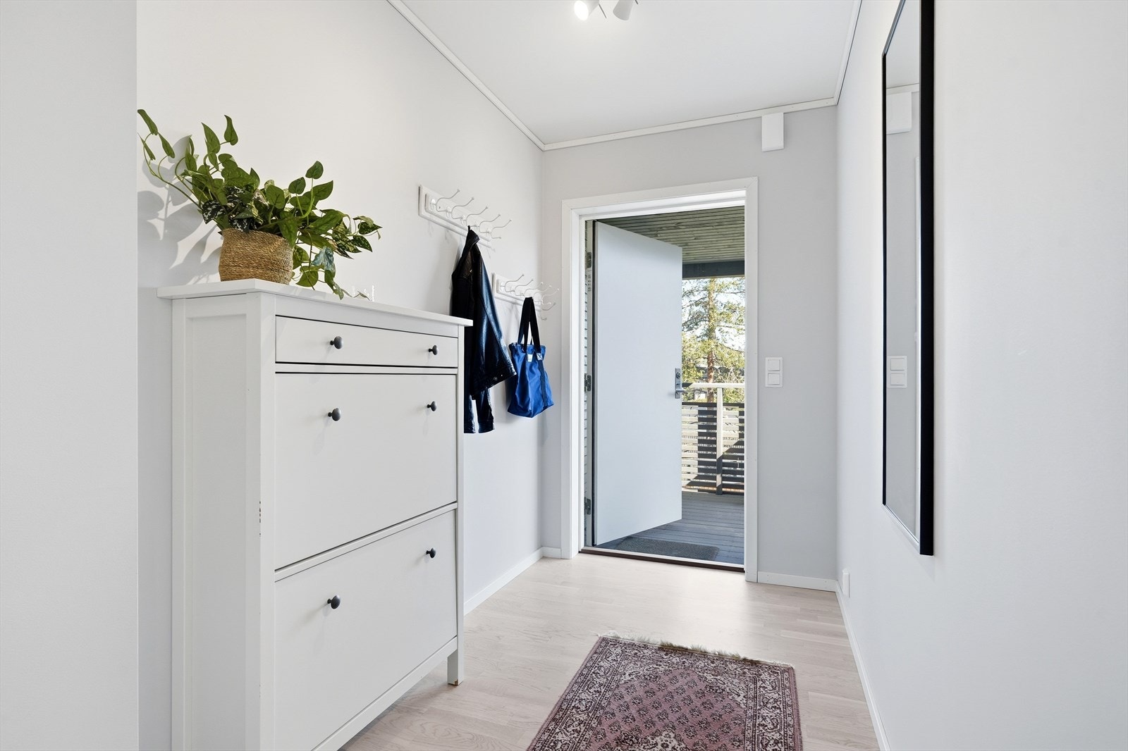 God plass til oppbevaring av yttertøy og sko i gangen. Galleribilde