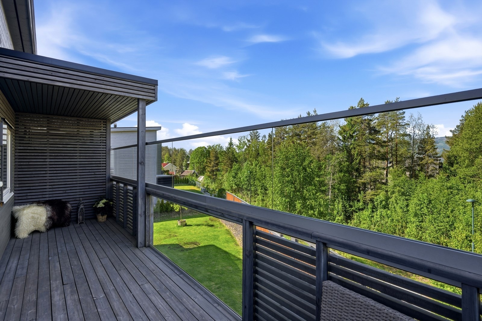 Uteplassen har god plass til en sittegruppe og vender ut mot grønne omgivelser. Galleribilde