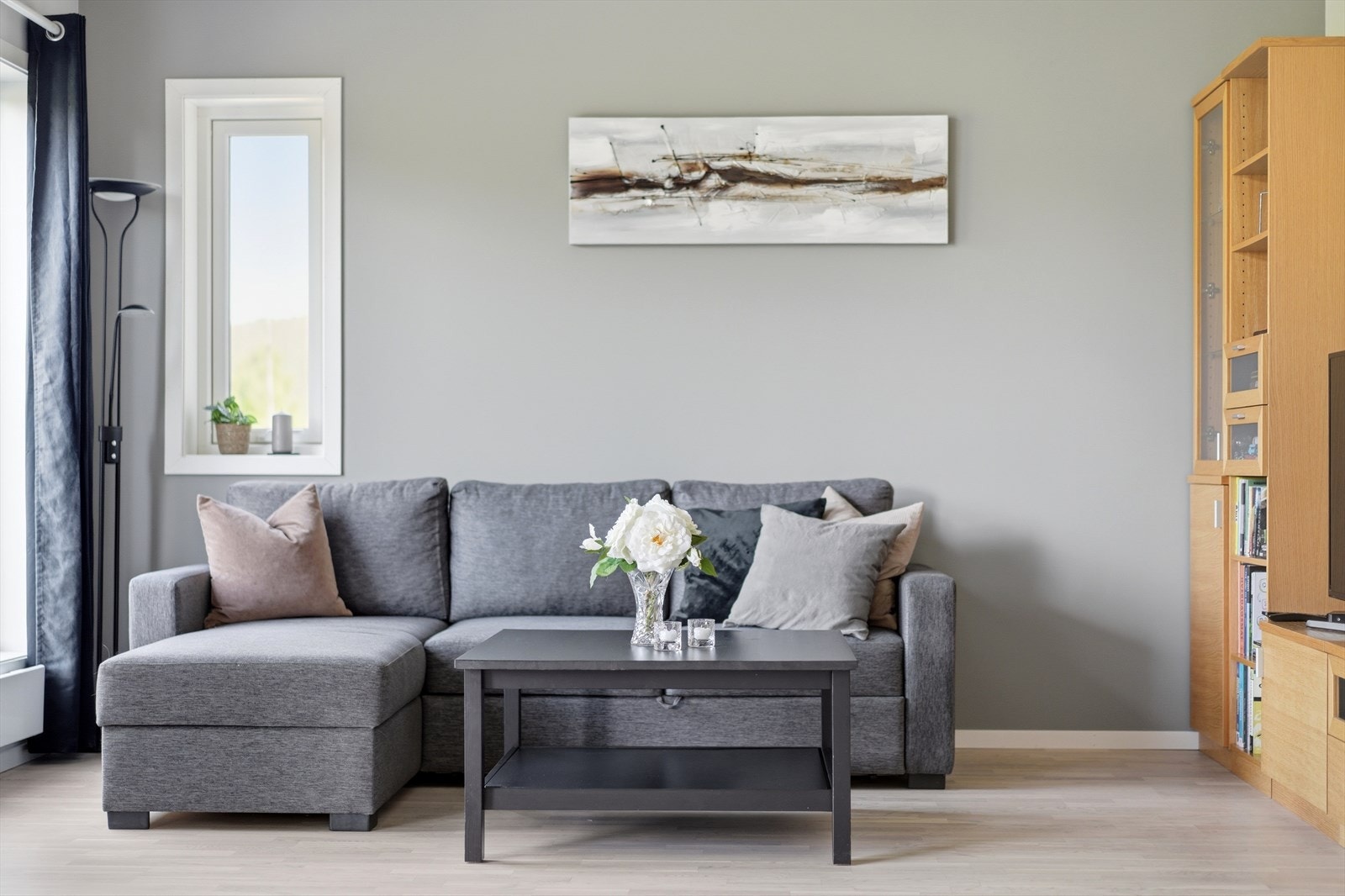Stuen har god plass til en romslig sofagruppe. Galleribilde