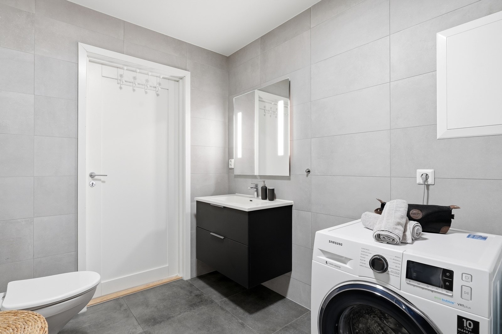 Badet har opplegg for vaskemaskin og er utstyrt med balansert ventilasjon. Galleribilde