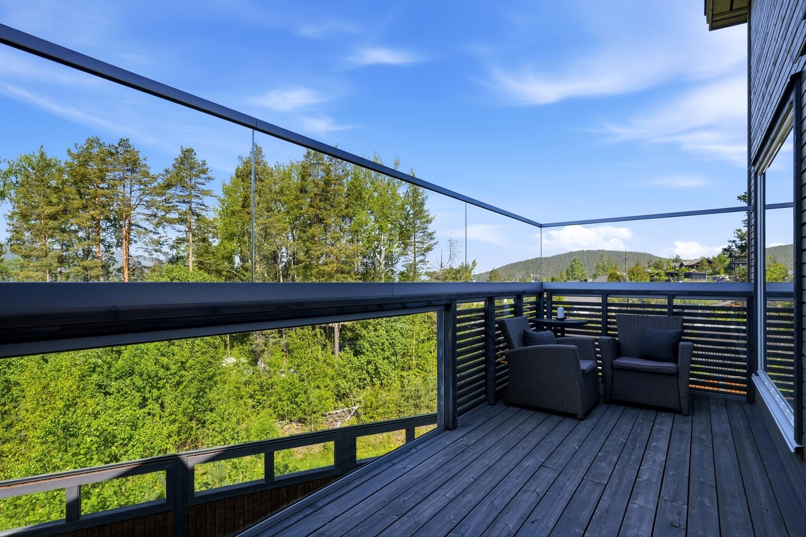 Den romslige balkongen på 15 m² er dels overbygget og har rekkverk i tre og glass. Galleribilde