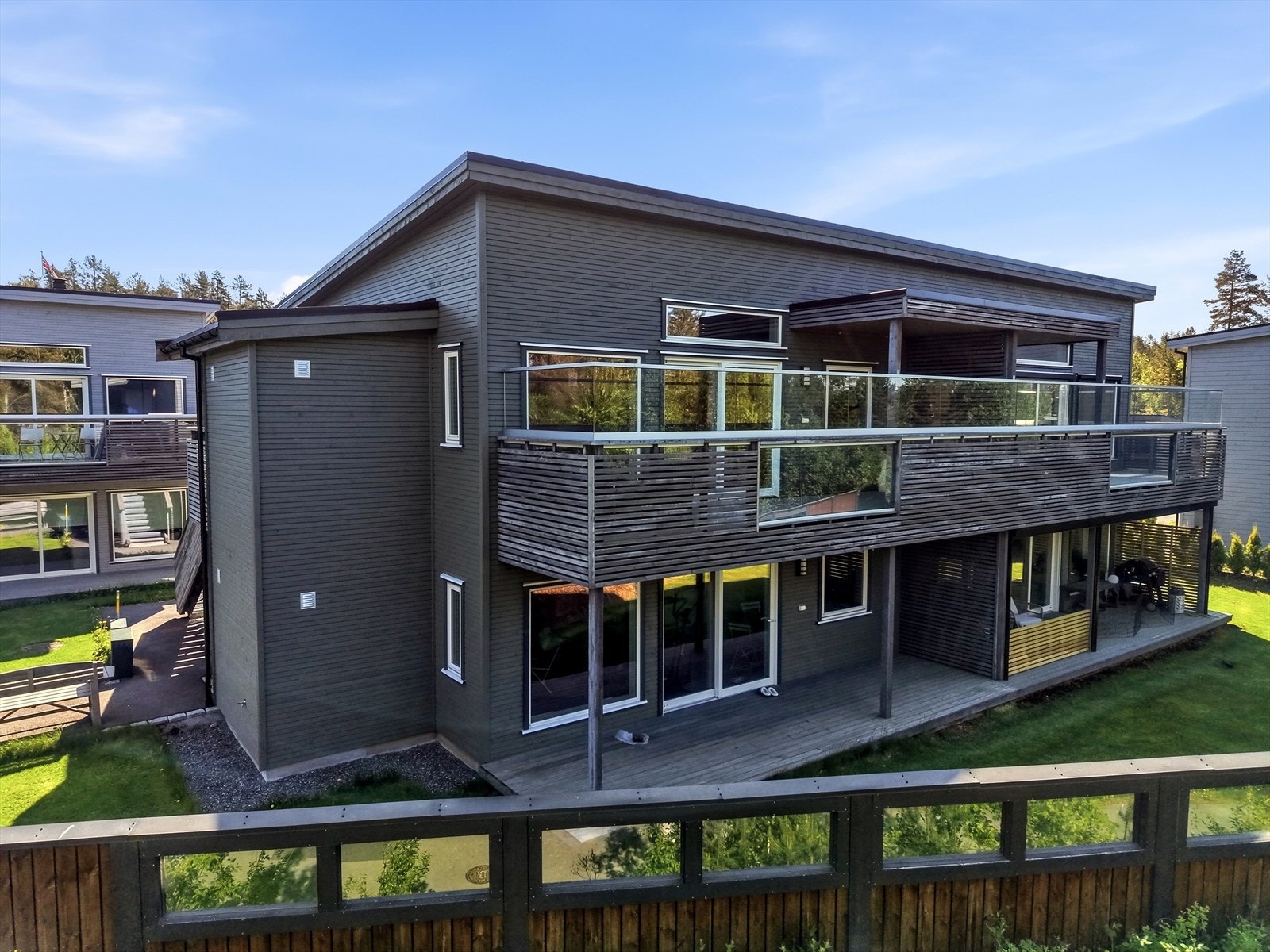 Til leiligheten hører en egen parkeringsplass i carport på 15 m². Galleribilde