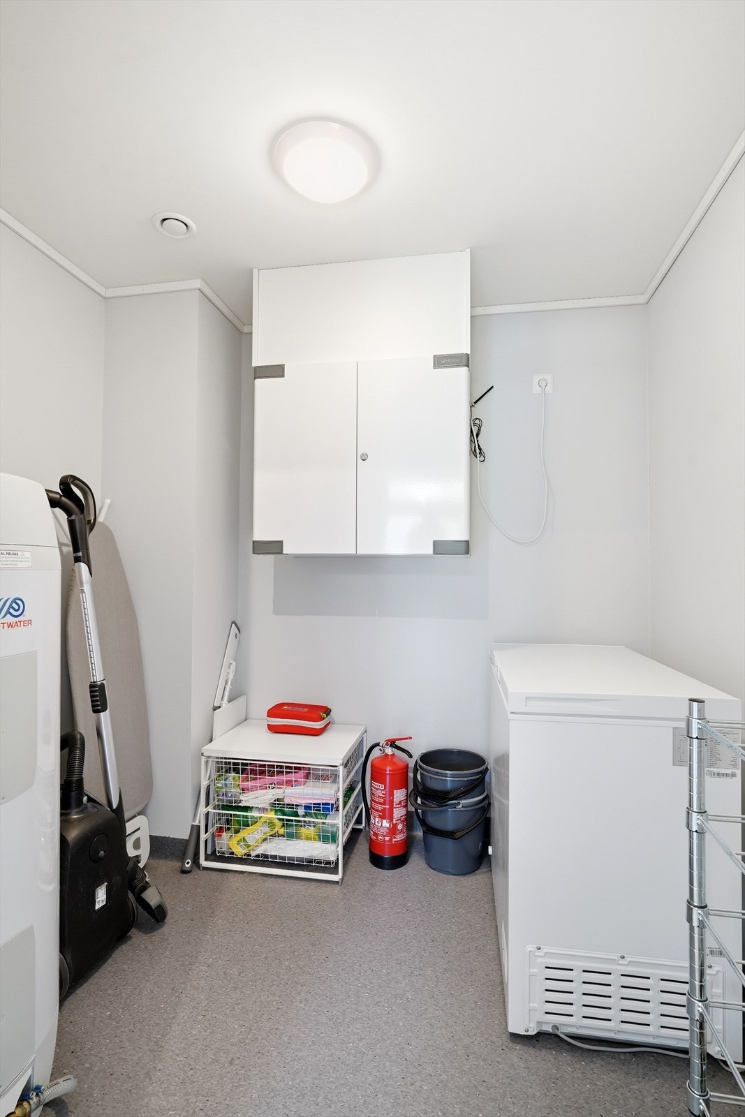 Teknisk rom med varmtvannsbereder på 200 liter fra 2020 og aggregat for balansert ventilasjon. Galleribilde