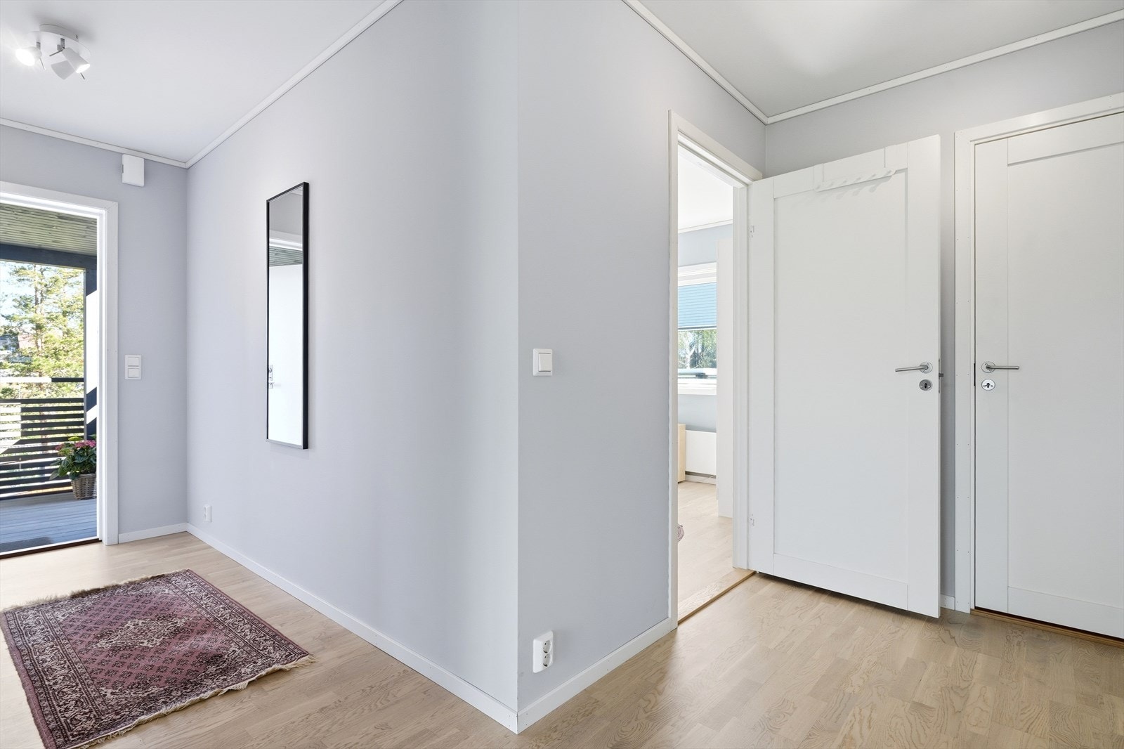 Entréen har parkett på gulv og malte, glatte speildører inn til de øvrige rommene. Galleribilde
