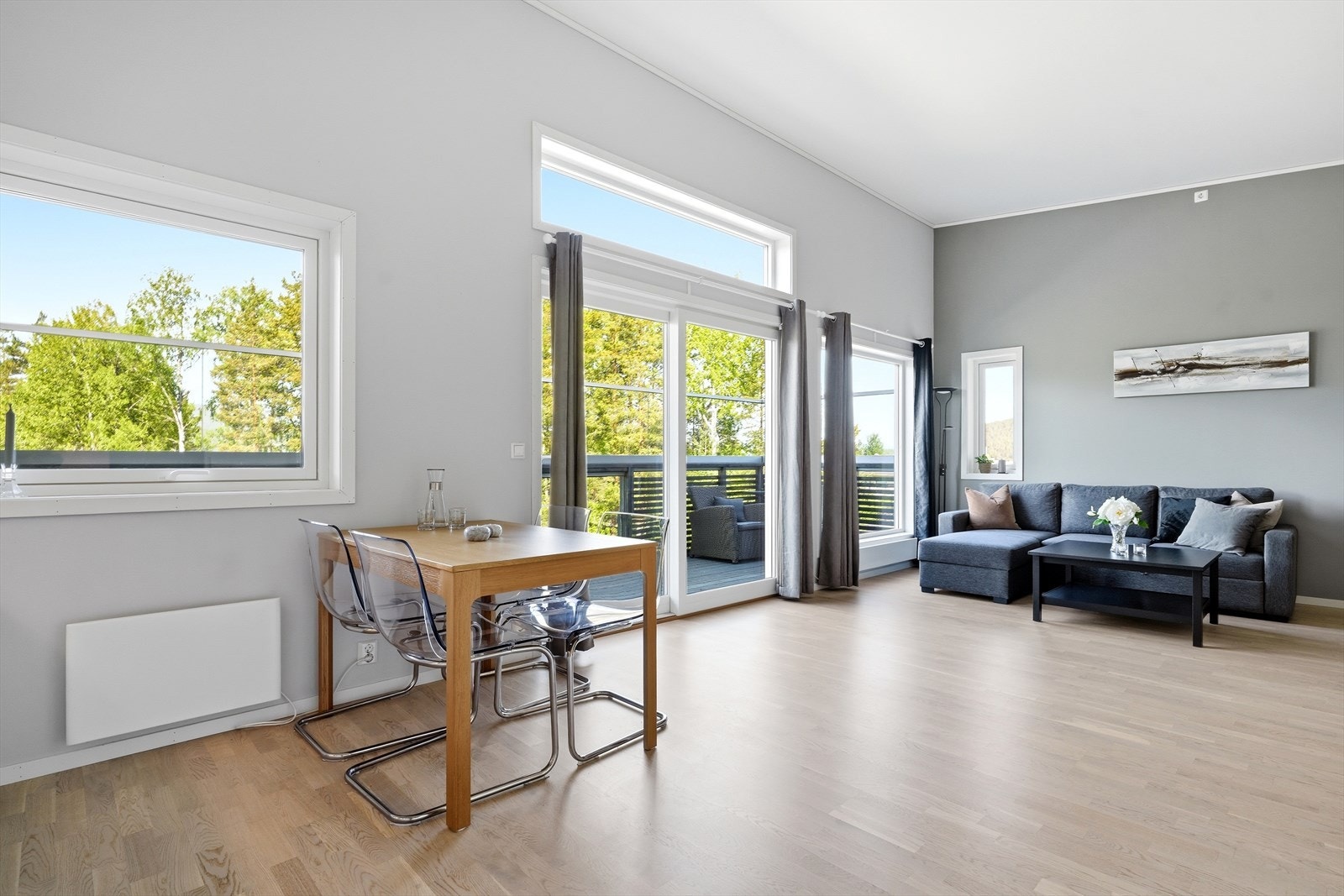 Leiligheten har malte trevinduer med 2-lags glass fra byggeåret. Galleribilde