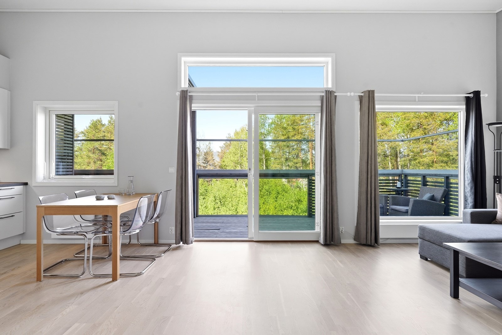Store vindusflater og terrassedør i tre med isolerglass gir rikelig med dagslys. Galleribilde