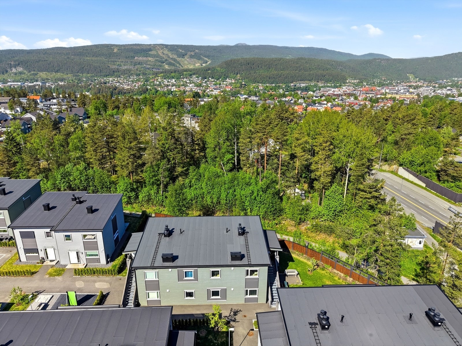 Fra leiligheten er det kort vei til Kongsberg sentrum. Galleribilde
