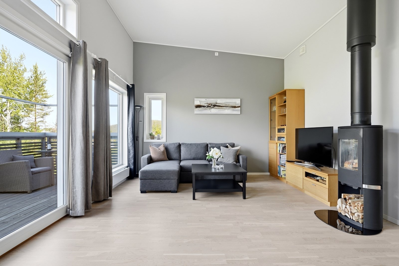Rommet er enkelt å møblere med plass til både sofagruppe og medieutstyr. Galleribilde