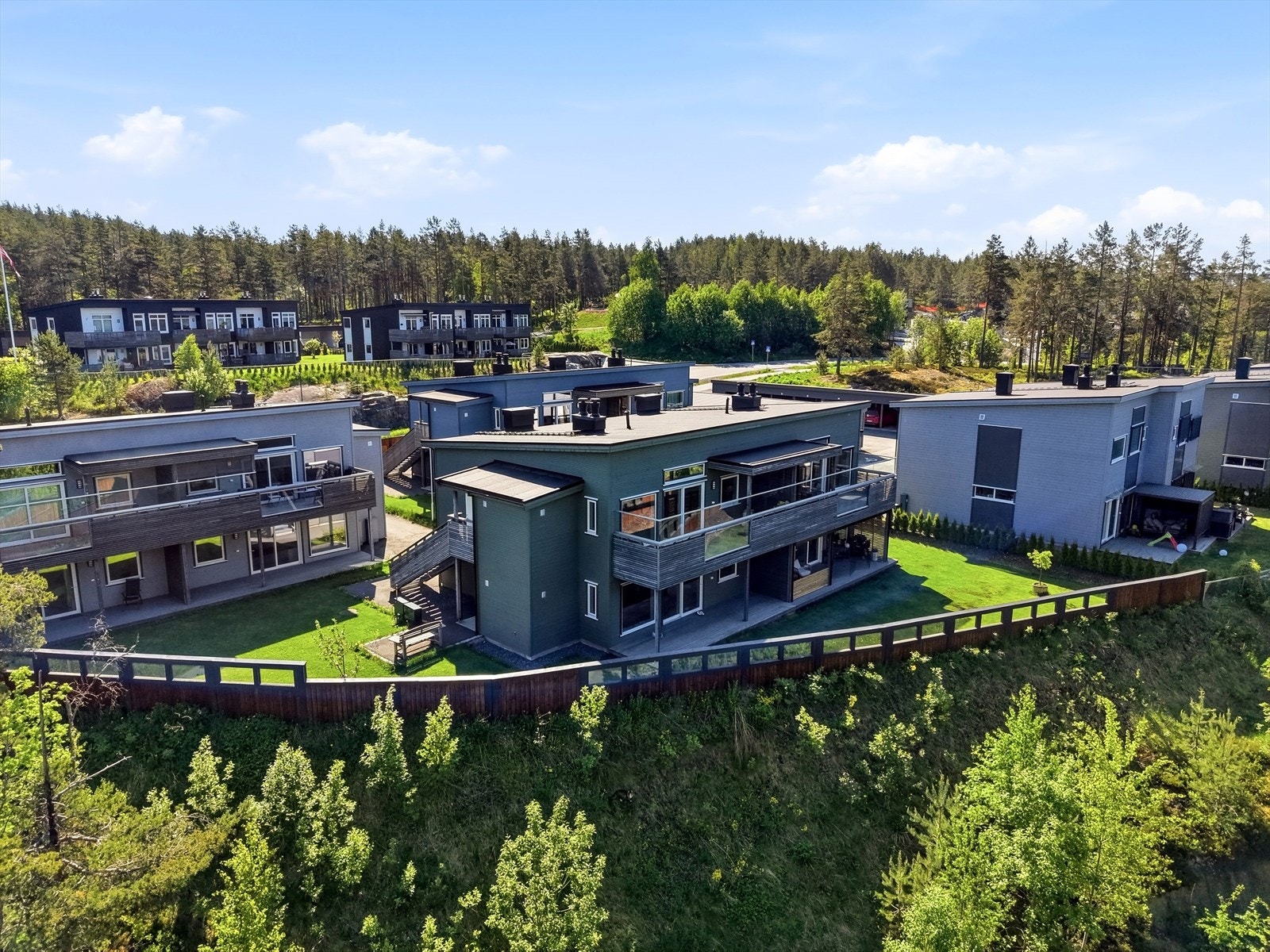 Leiligheten ligger i et moderne boligkompleks fra 2020. Galleribilde
