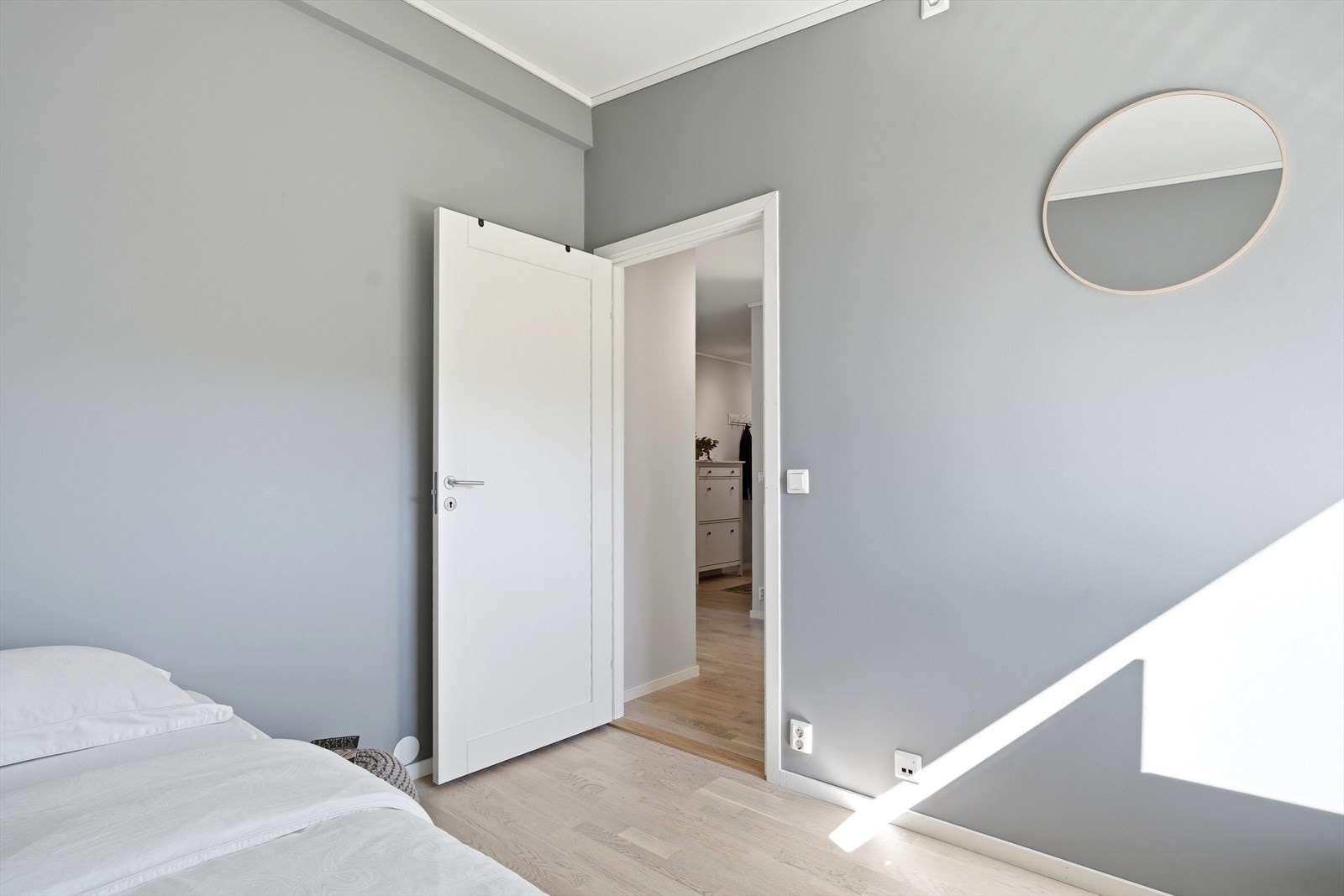 Rommet har en nøytral fargepalett og er enkelt å innrede. Galleribilde