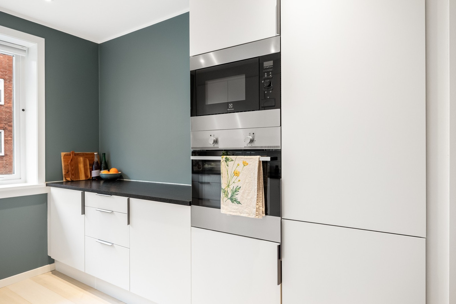 Integrerte hvitevarer som kjøl/frys fra Beko, oppvaskmaskin, stekeovn og micro samt platetopp fra Electrolux og avtrekksvifte fra Røroshetta i overskap Galleribilde