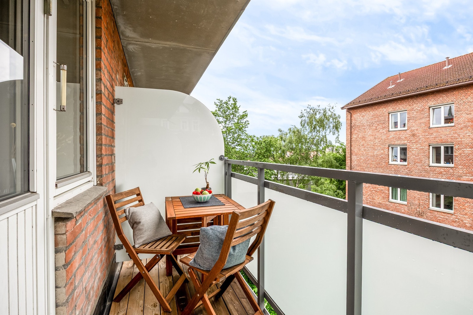 Fra balkongen kan du nyte late sommerdager i solen Galleribilde